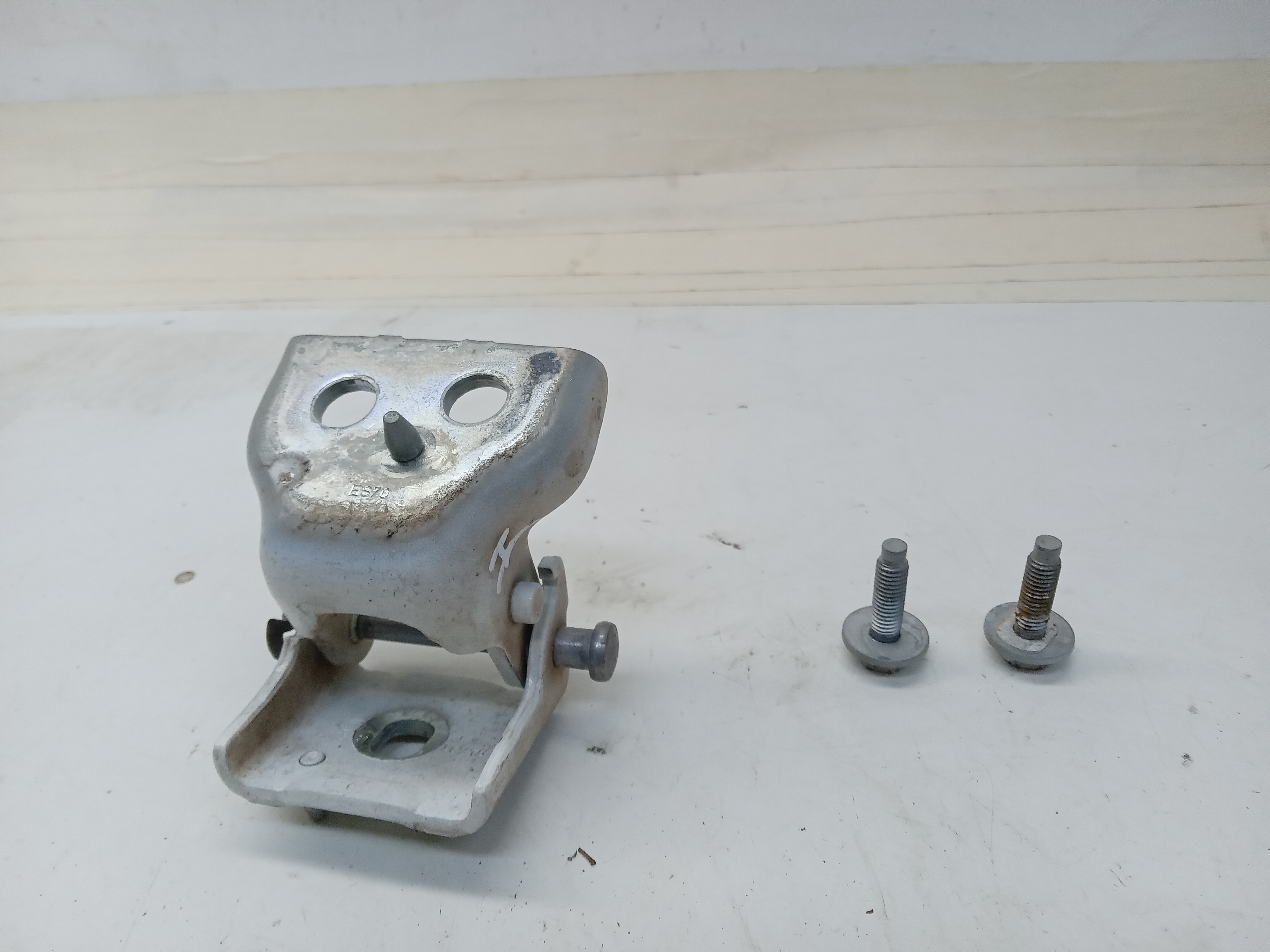 DOBRADIÇA INFERIOR PORTA DIANTEIRA DIREITA CITROEN C3 2016 1