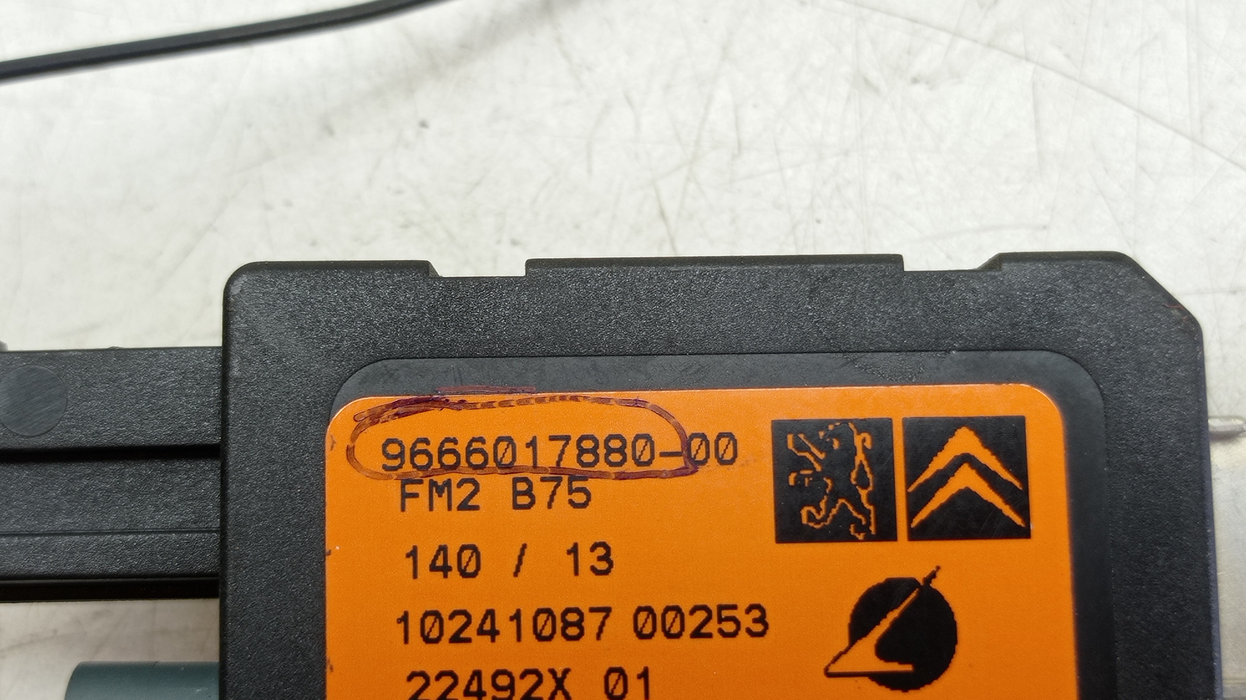 9666017880  ANTENA AMPLIFICADORA FM2 CITROEN DS4 TURBO 2014 3