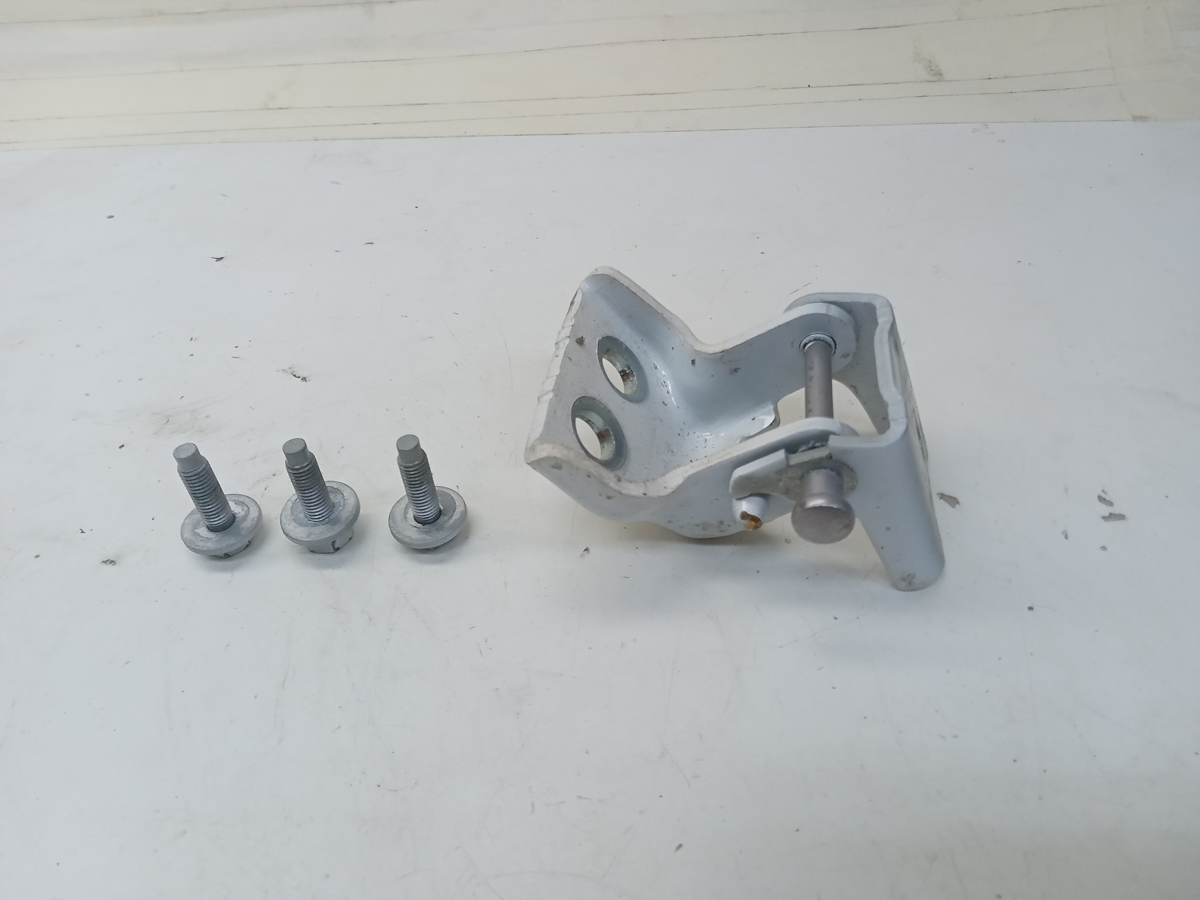DOBRADIÇA SUPERIOR PORTA TRASEIRA ESQUERDA CITROEN C3 2016 1