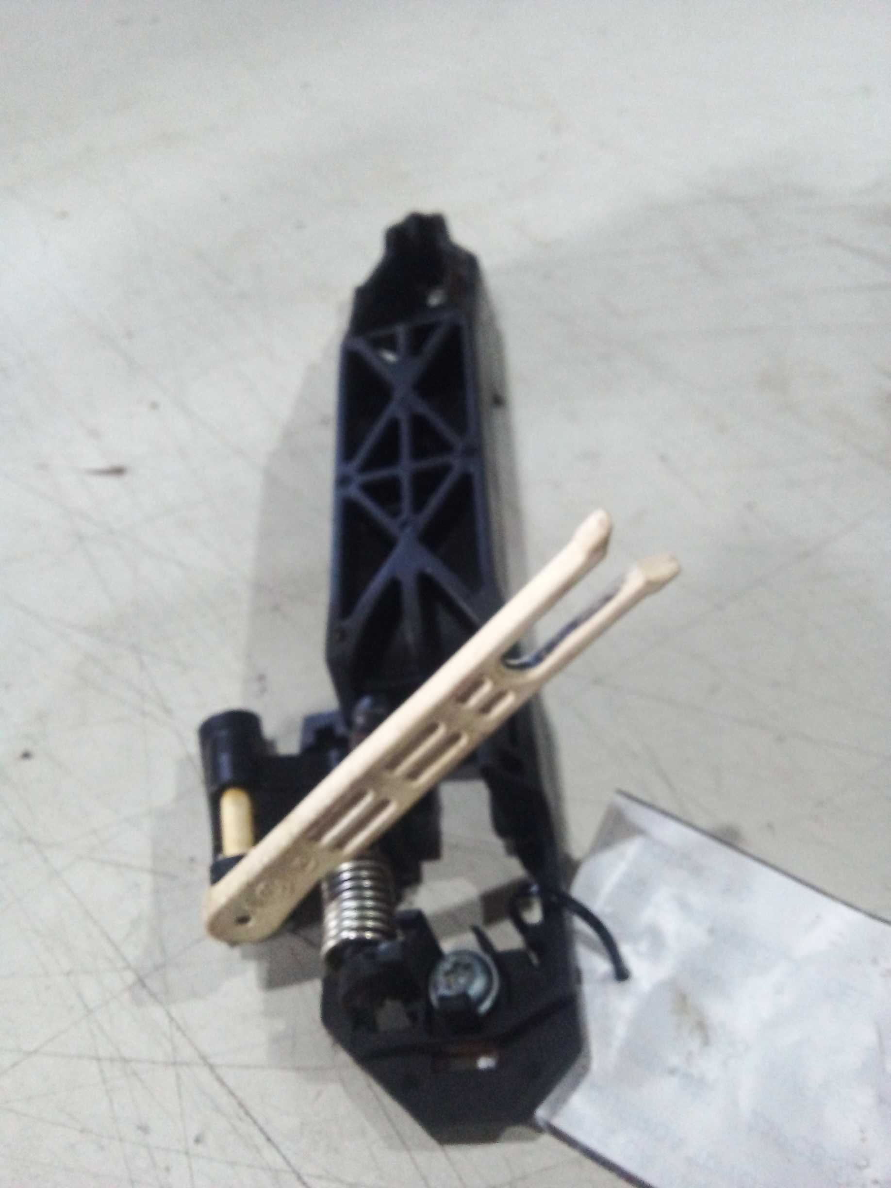 SUPORTE DA MAÇANETA PORTA TRAS ESQ TOYOTA HILUX SW4 635704 2