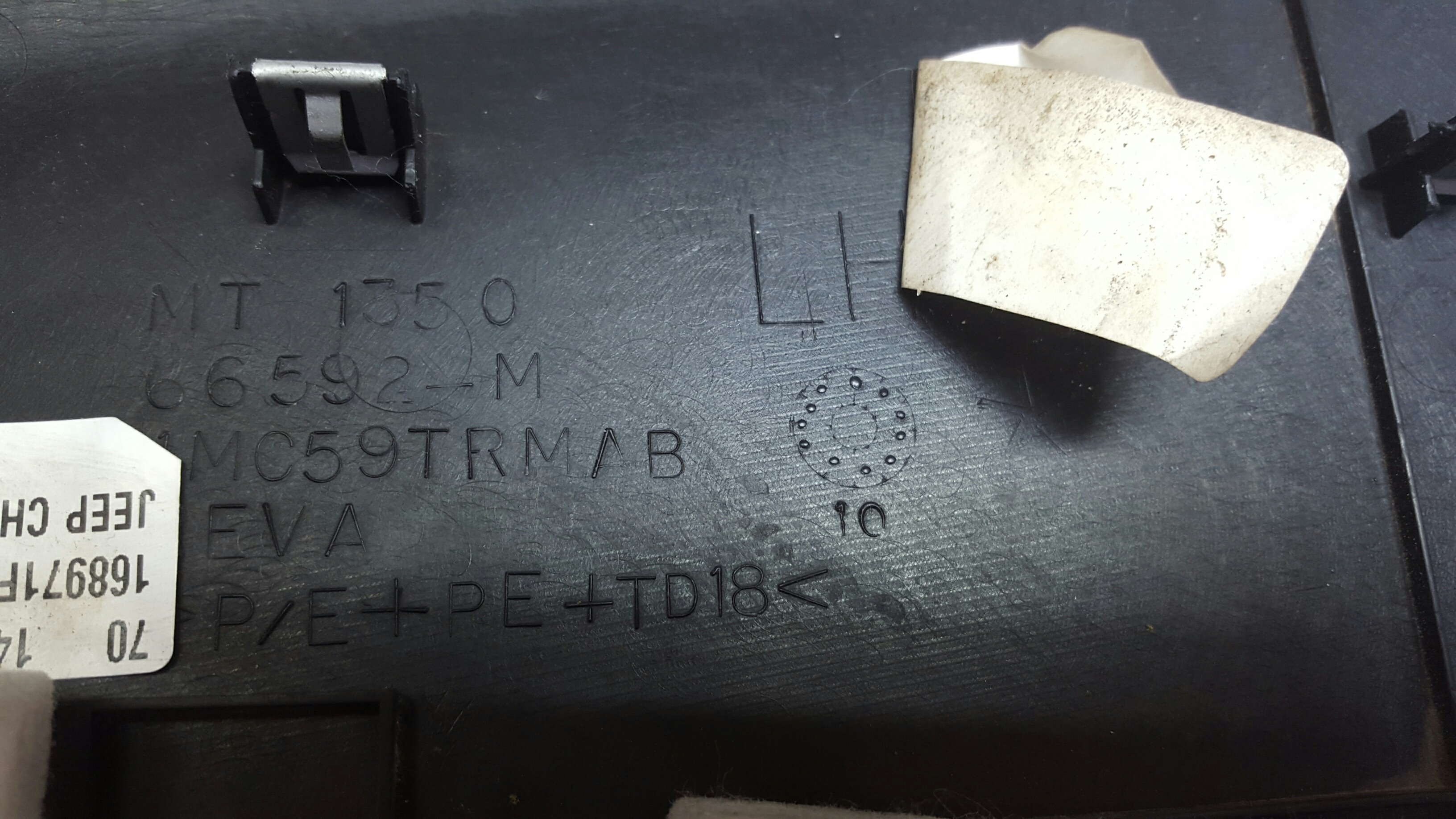 Moldura Coluna Traseira Esquerda Jeep Cherokee 2011 4