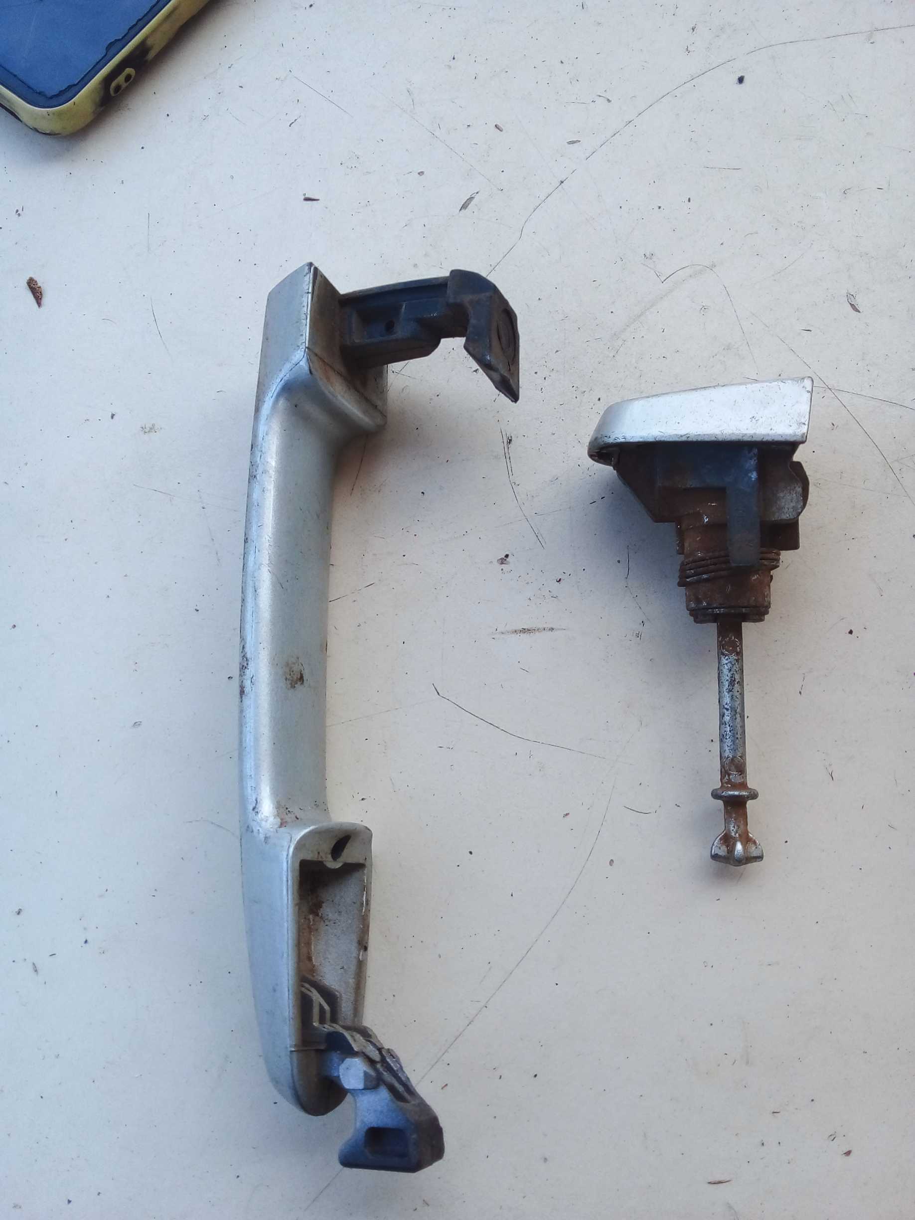 MACANETA EXTERNA DIANT ESQUERDA HILUX 2016 COM MIOLO PORTA 1
