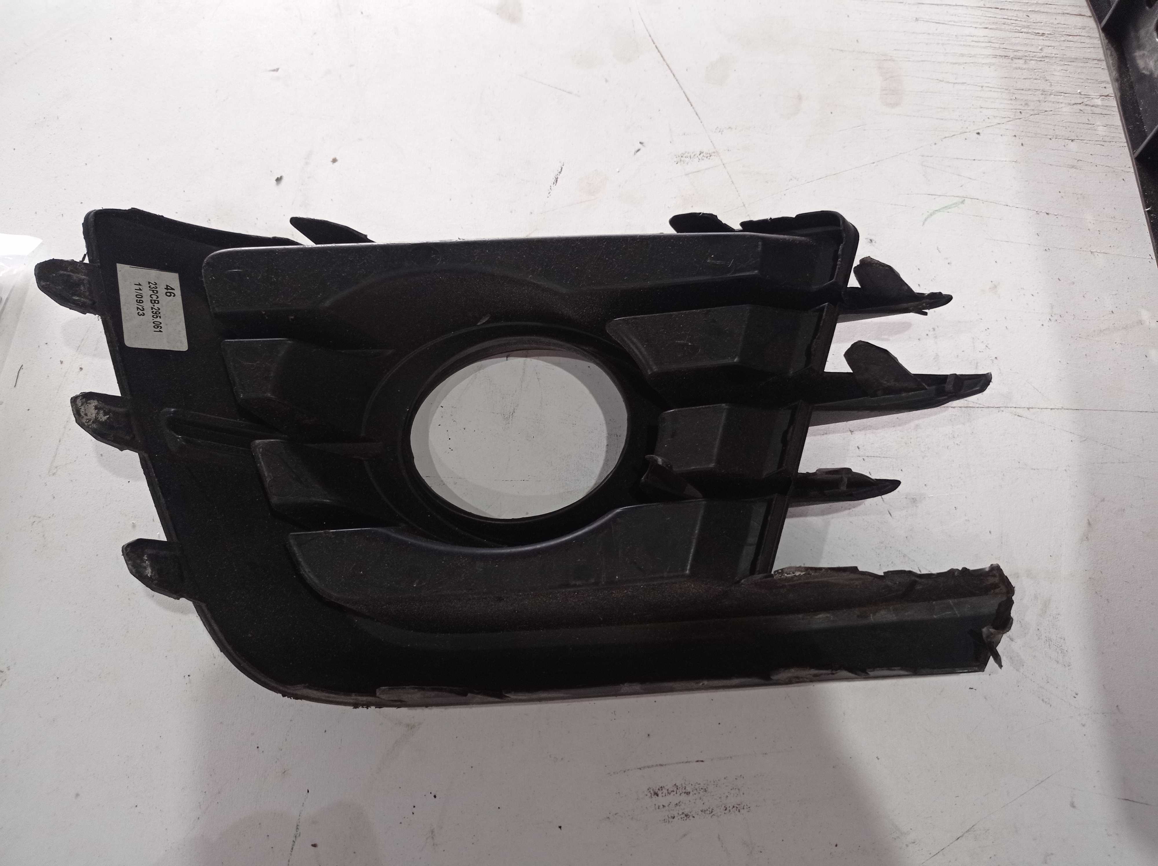 MOLDURA GRADE FAROL MILHA DIREITO VW GOL VOYAGE 2013 2