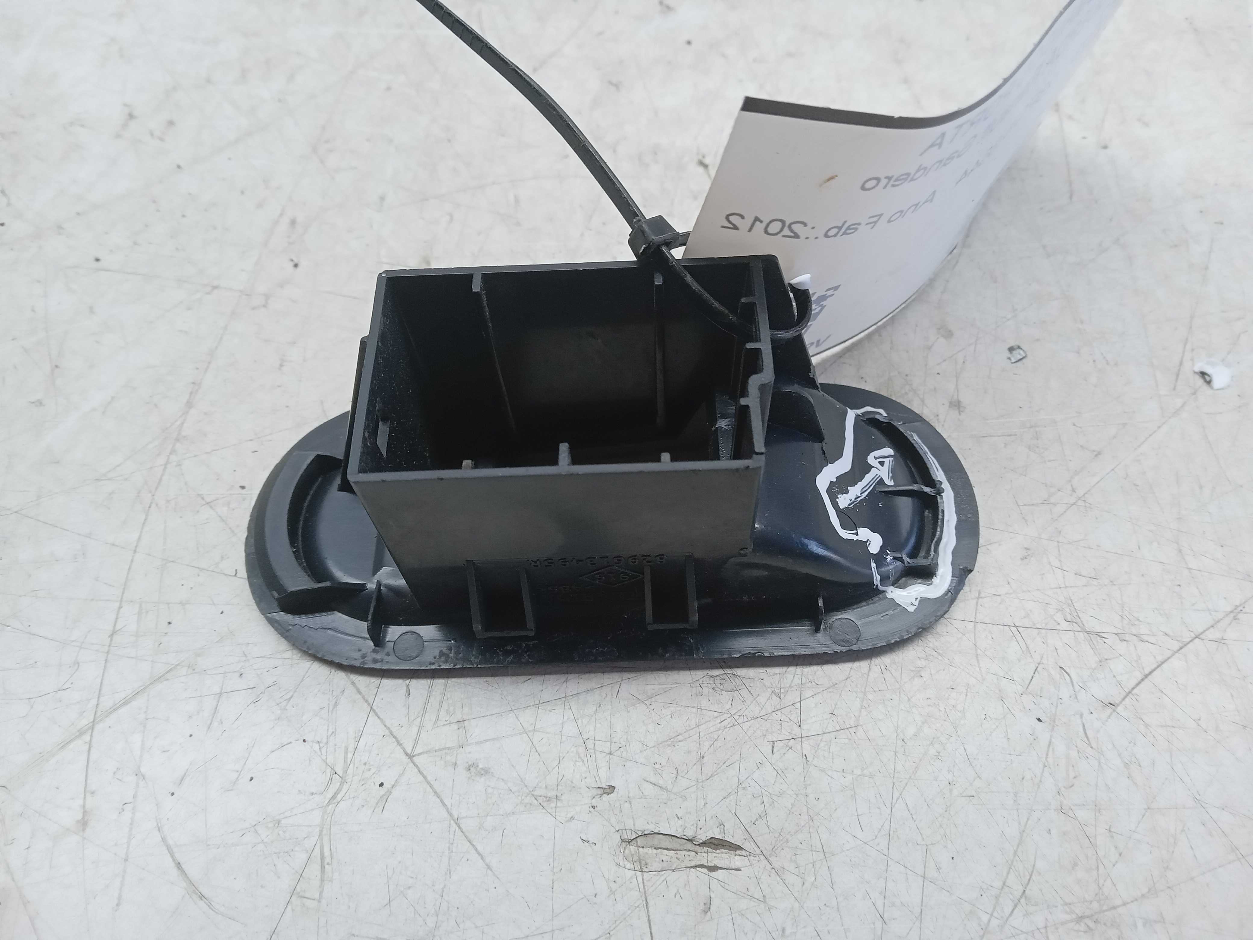 MOLDURA DOS COMANDOS PORTA TRAS LE Renault Sandero 2012 2