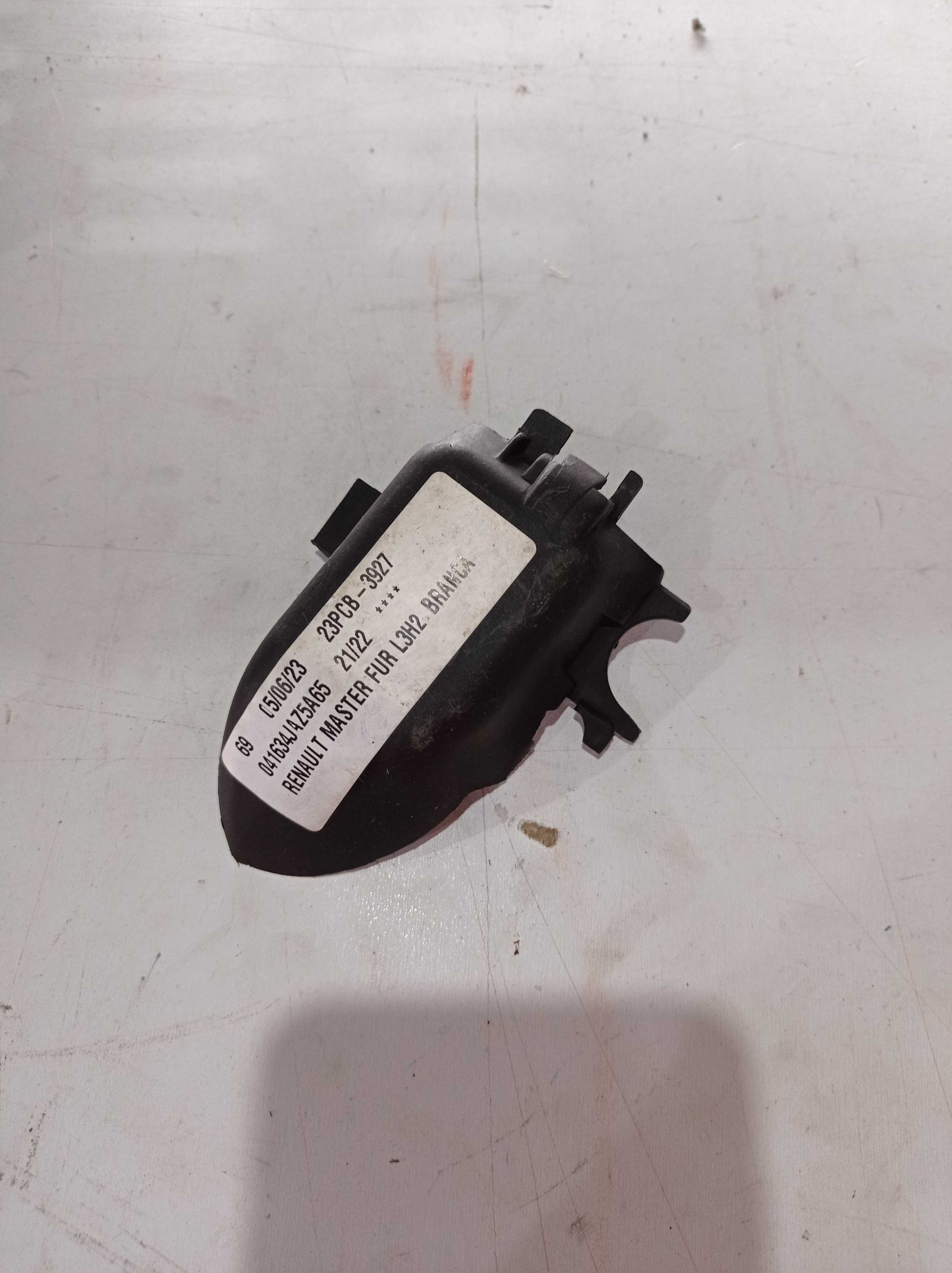 PROTETOR MAÇANETA INTERNA DIREITA RENAULT MASTER 2021 2022