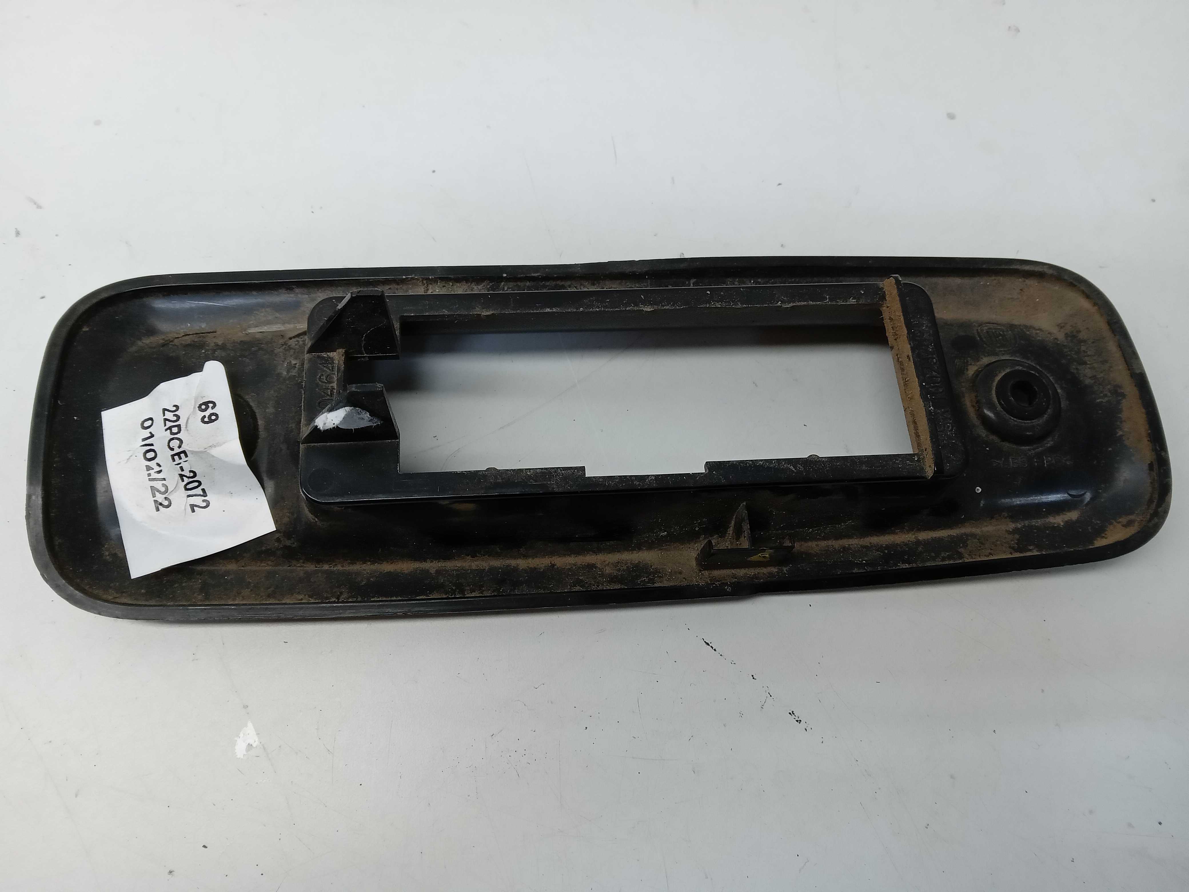 MOLDURA LANTERNA PLACA FIAT STRADA 2020 1