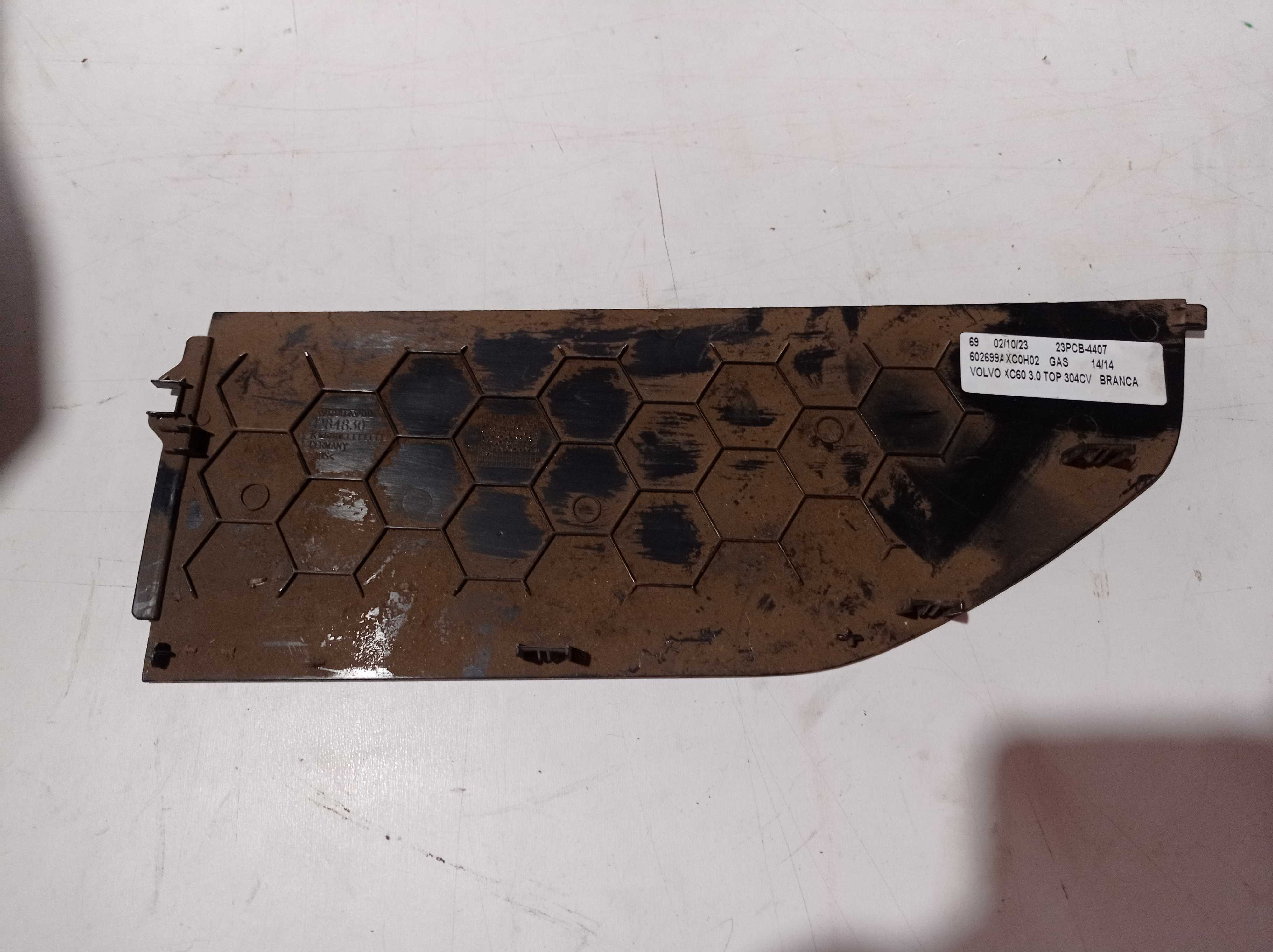 ACABAMENTO LATERAL ESQUERDA CONSOLE CENTRAL VOLVO XC60 2014 2