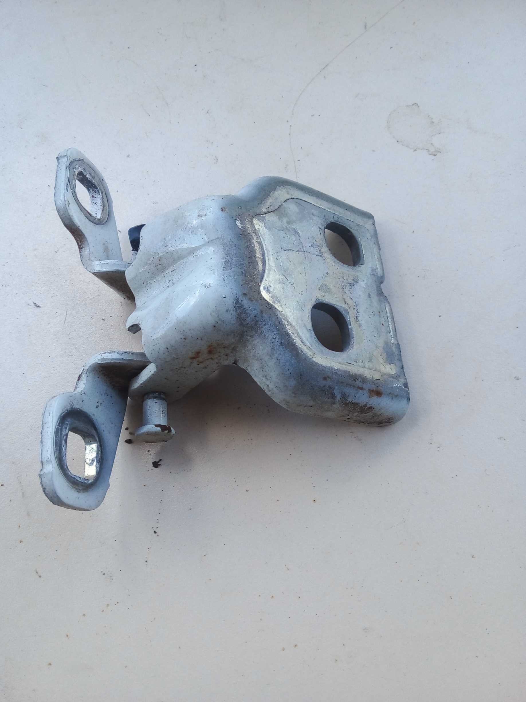 DOBRADIÇA INFERIOR PORTA DIANT DIREITA SANDERO 2018 2