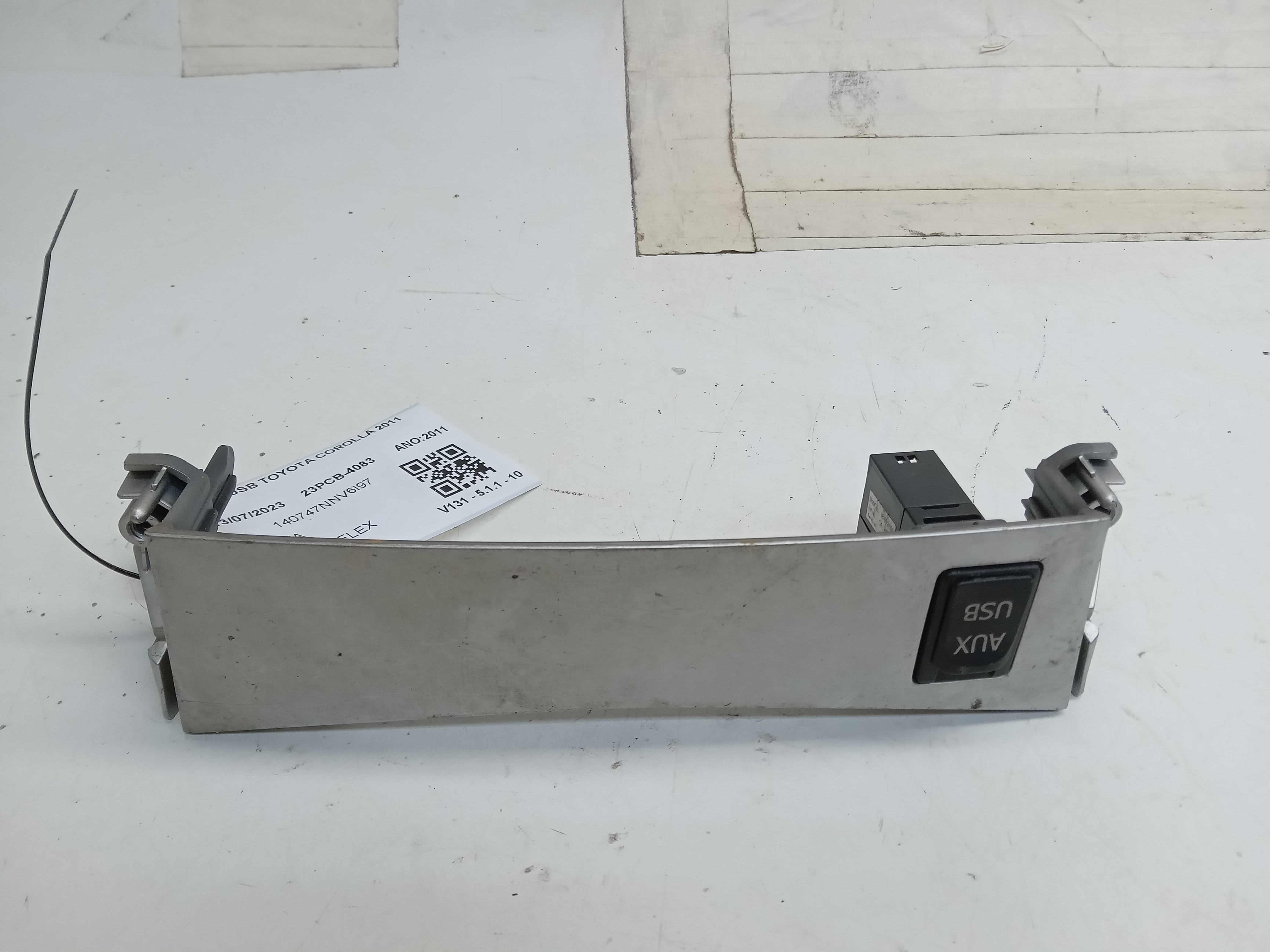 ACABAMENTO CONSOLE CENTRAL COM USB TOYOTA COROLLA 2011 1