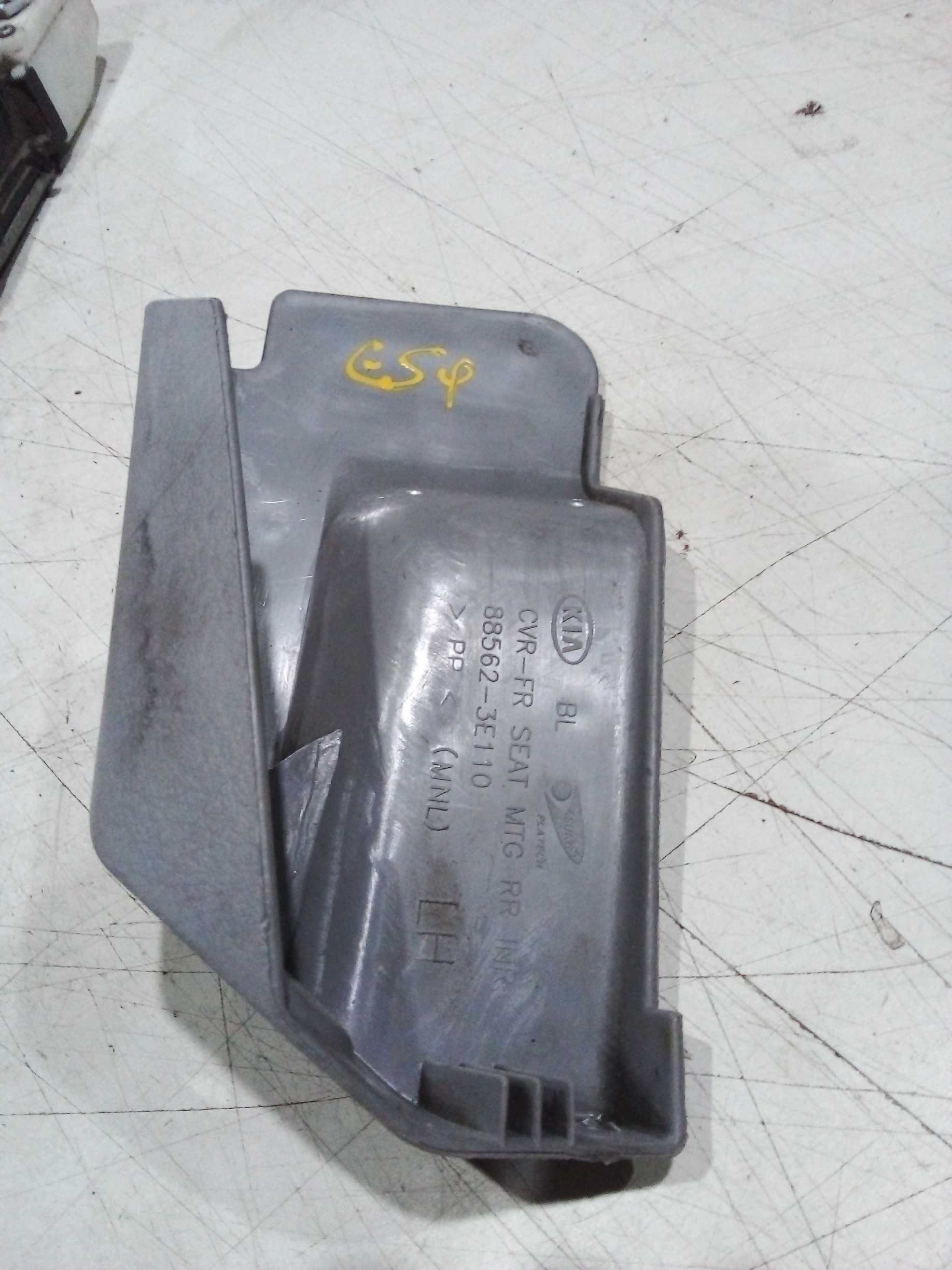MOLDURA BANCO DIANT  ESQ  SORENTO 2009 885623E110 1
