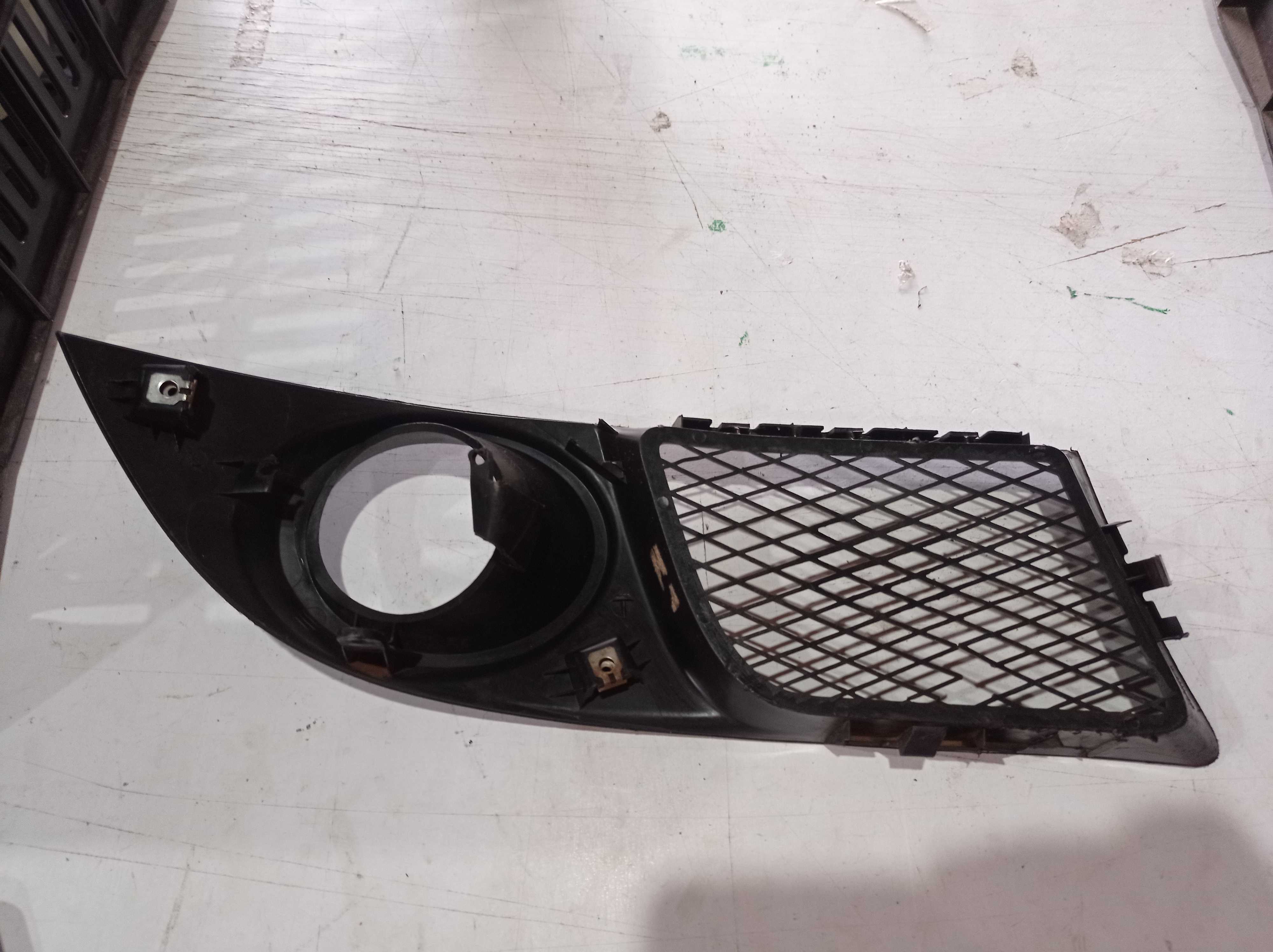 GRADE MOLDURA FAROL MILHA ESQUERDA FIAT DOBLO 2010  A 2016 3