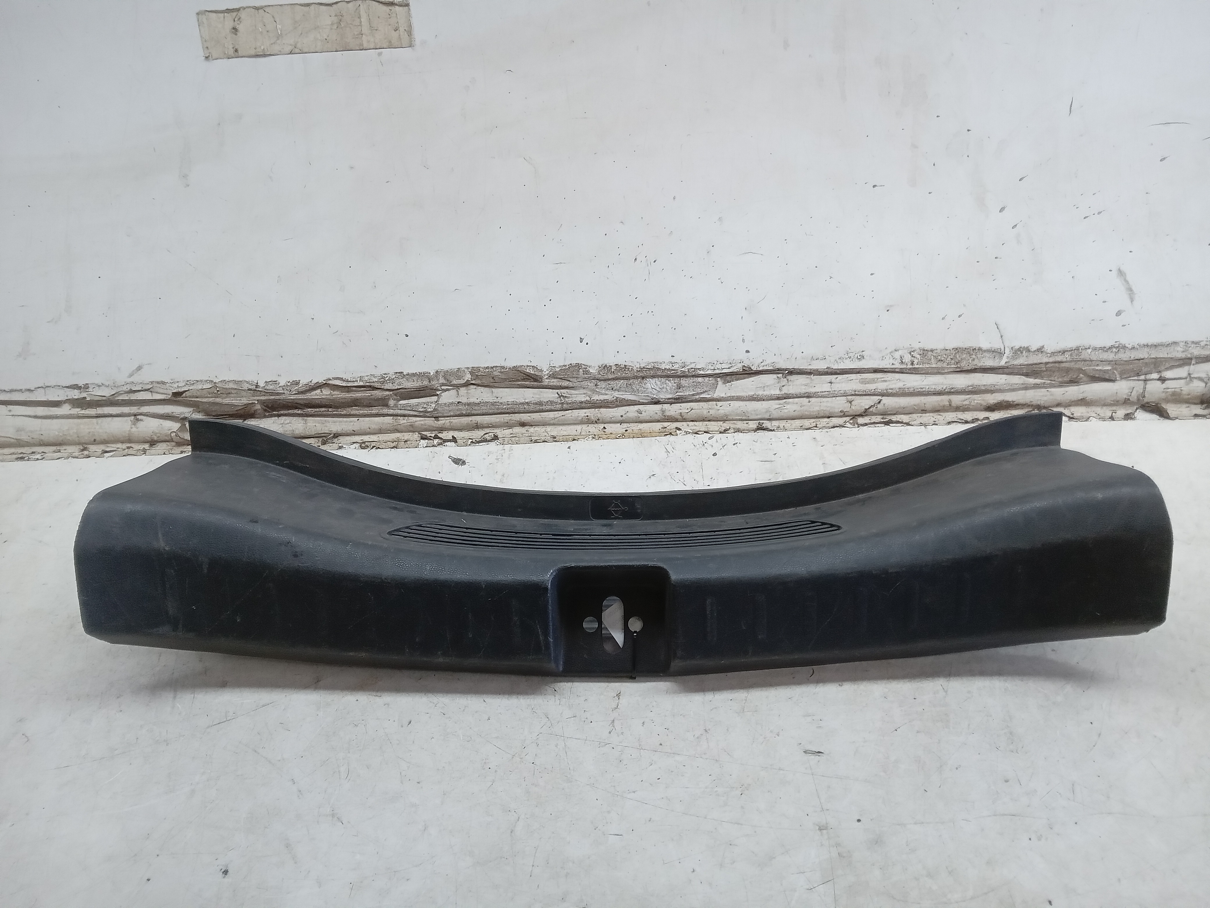 MOLDURA ACABAMENTO PORTA MALAS HONDA FIT 2004 1