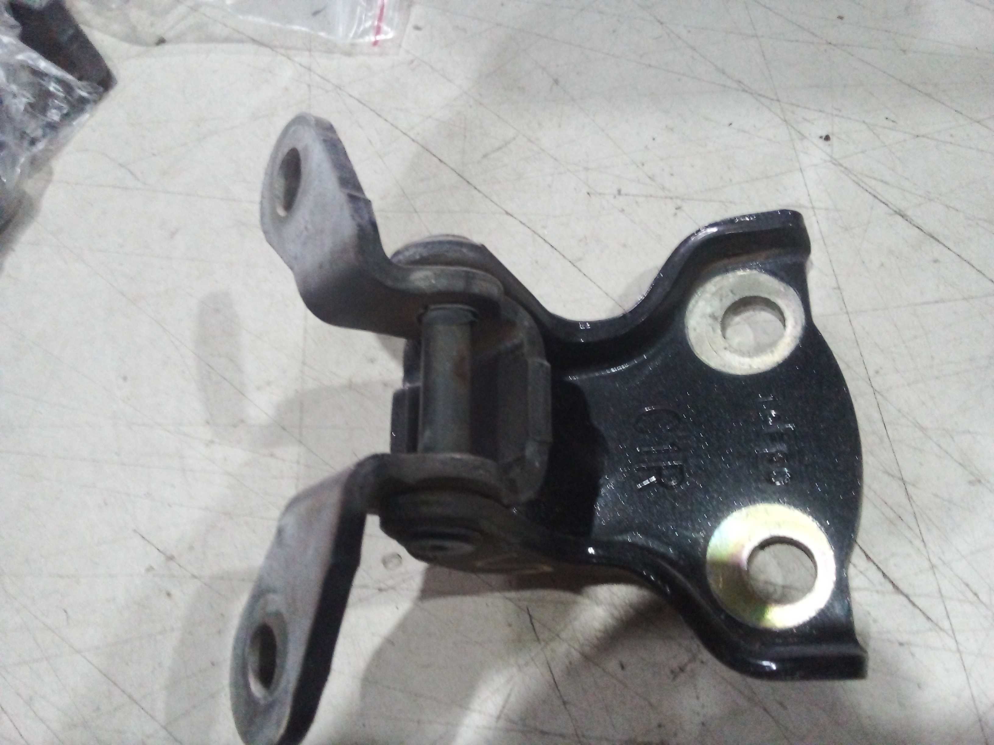DOBRADIÇA SUPERIOR PORTA TRASEIRA ESQUERDA Chevrolet Captiva 2