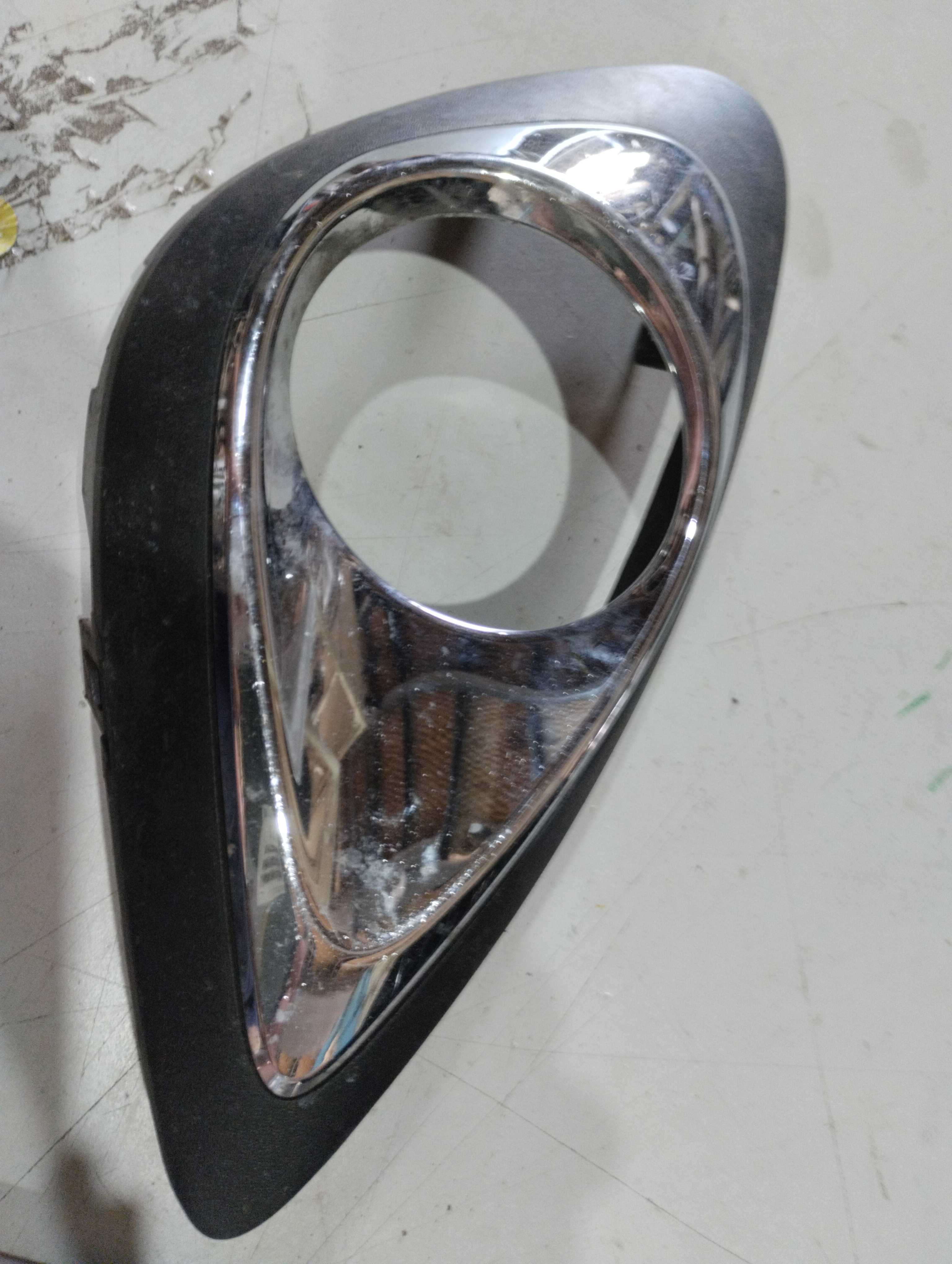 Moldura farol de milha direito Nissan march 2014 a 2018 1