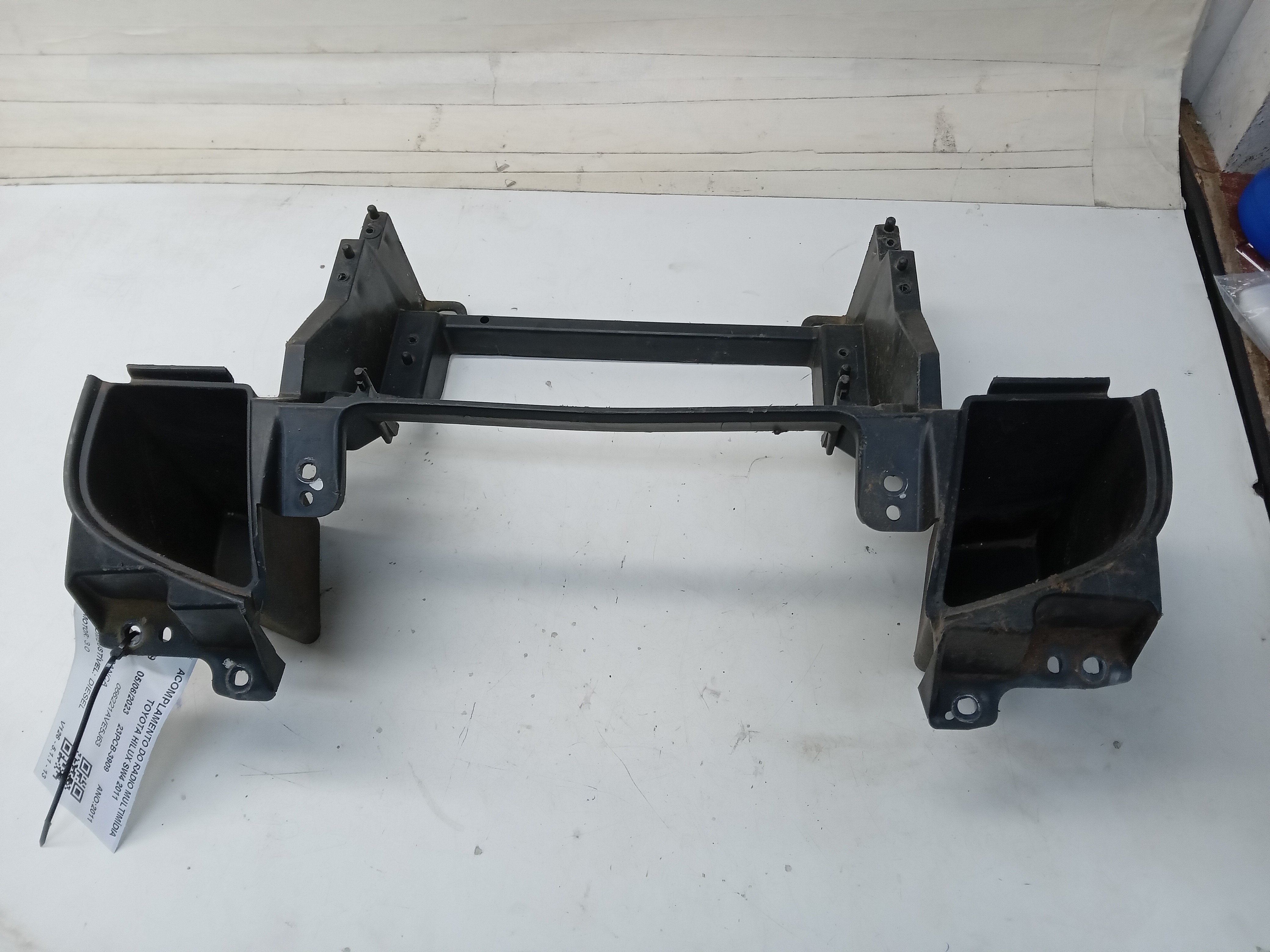 MOLDURA PORTA OBJETOS FIXAÇÃO SOM TOYOTA HILUX SW4 2011
