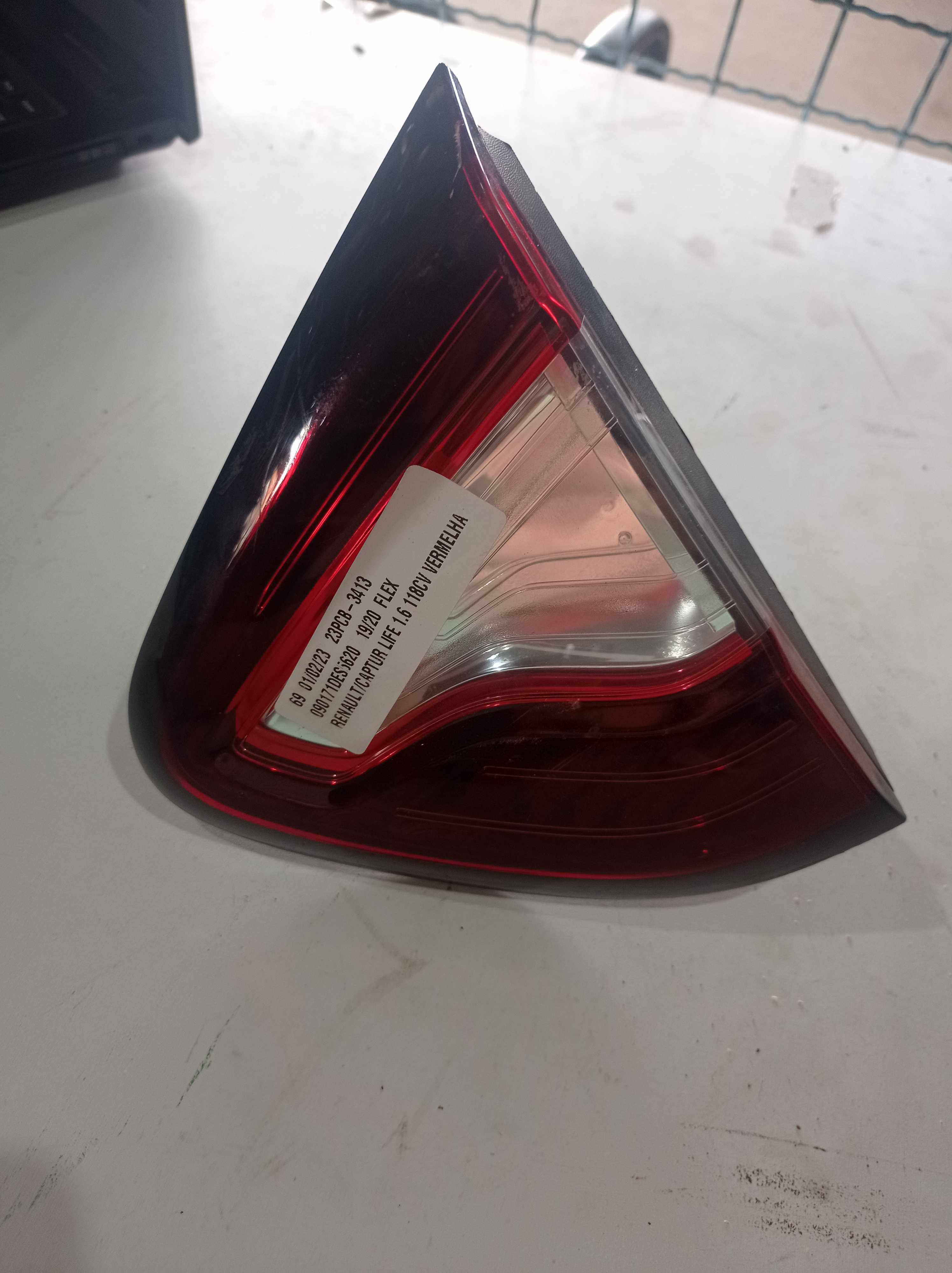 LANTERNA TAMPA TRASEIRA DIREITA RENAULT CAPTUR 2020