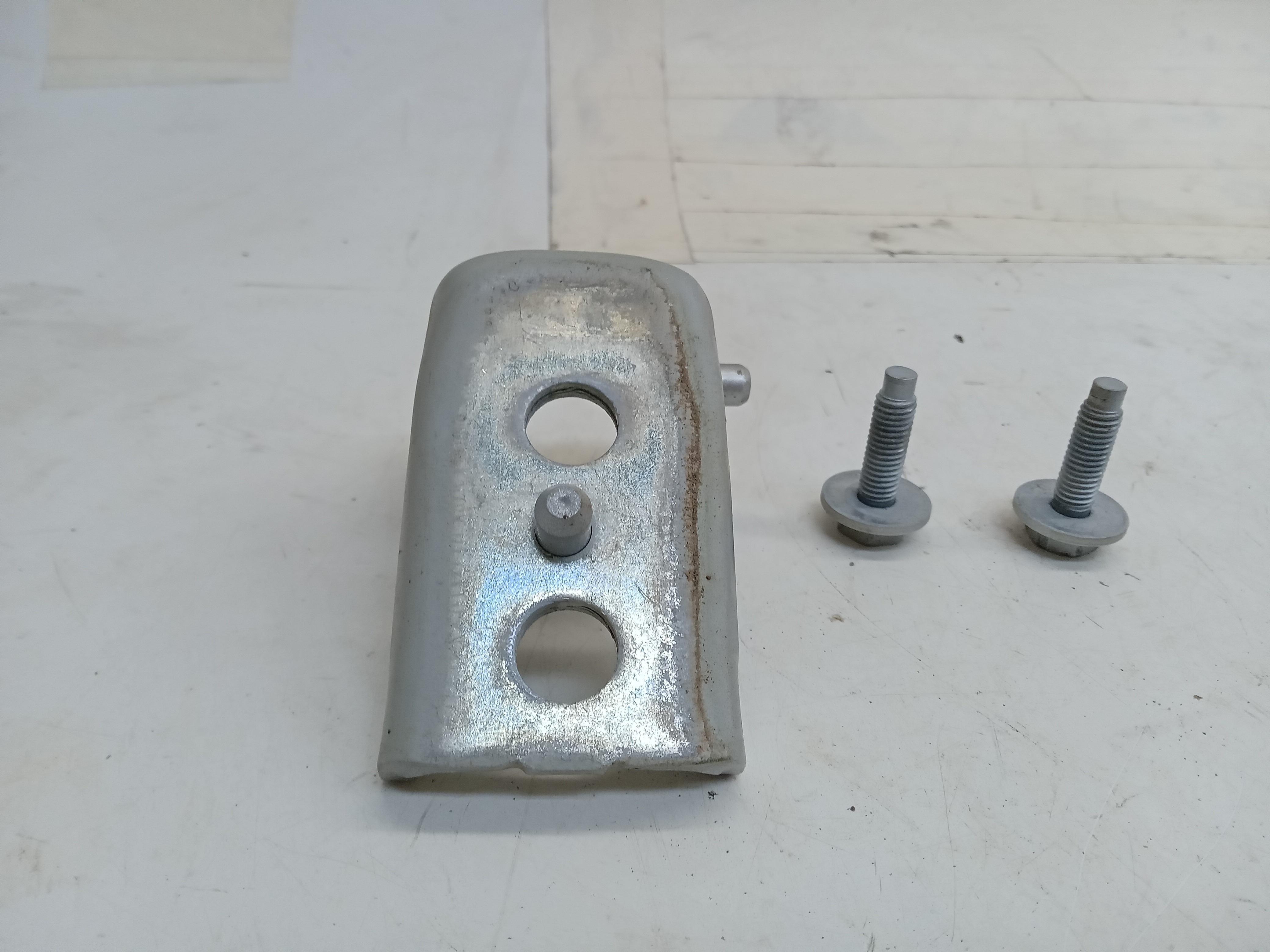 DOBRADIÇA INFERIOR PORTA TRASEIRA DIREITA Citroën C3 2009 1