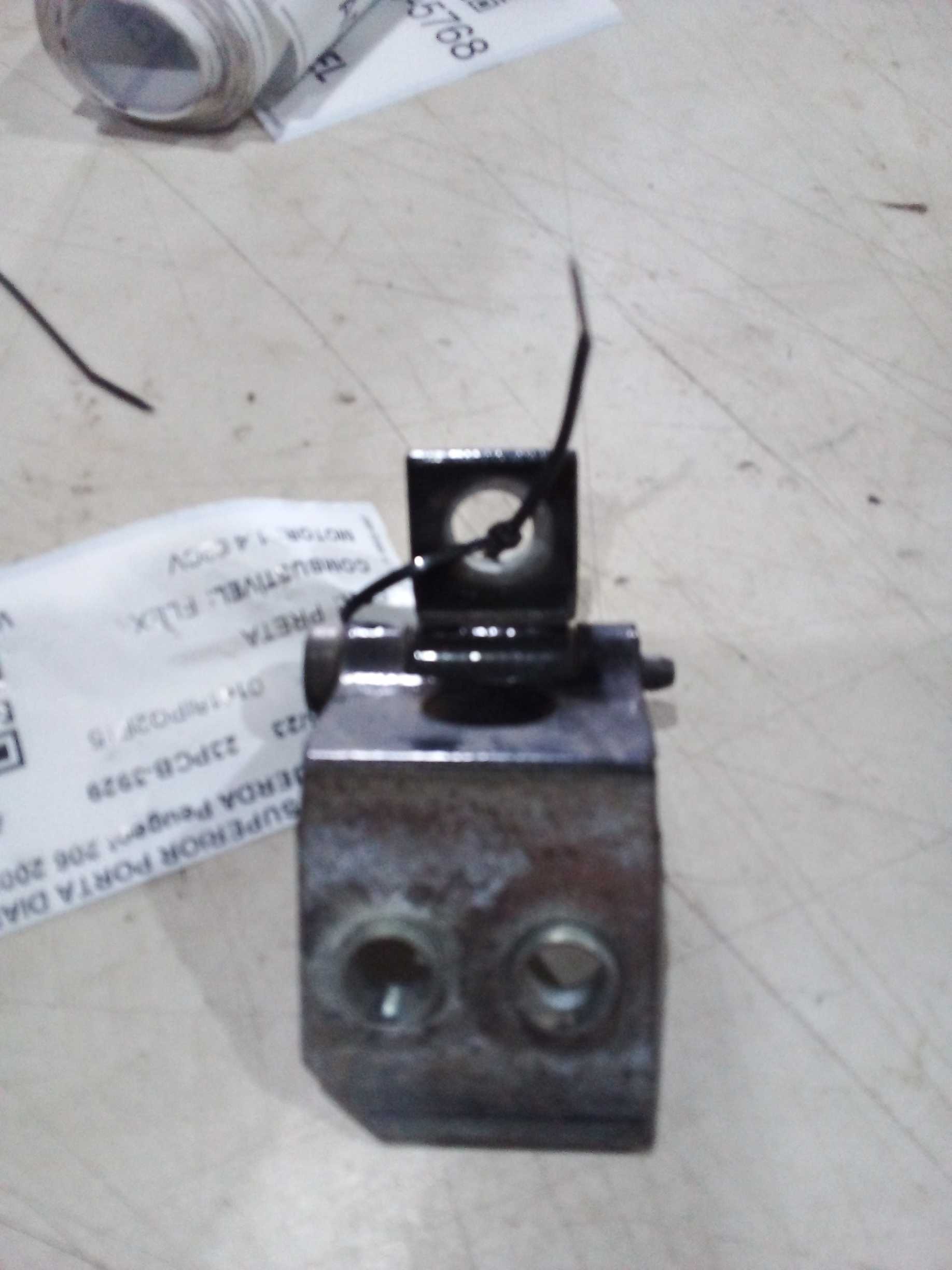 DOBRADIÇA SUPERIOR PORTA DIANTEIRA ESQUERDA Peugeot 206 2009 2