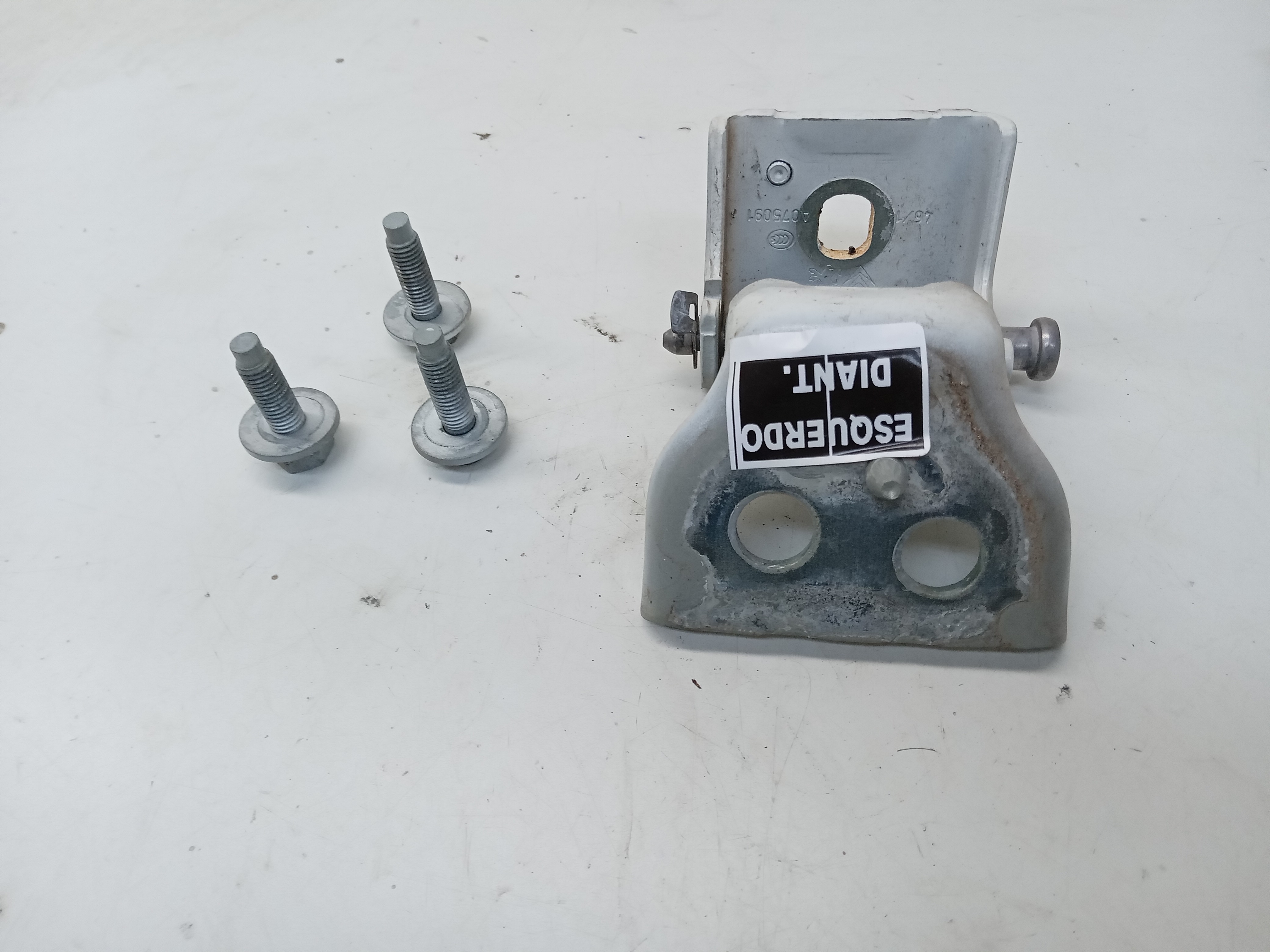 DOBRADIÇA INFERIOR PORTA DIANTEIRA ESQUERDA CITROEN C3 2016 1