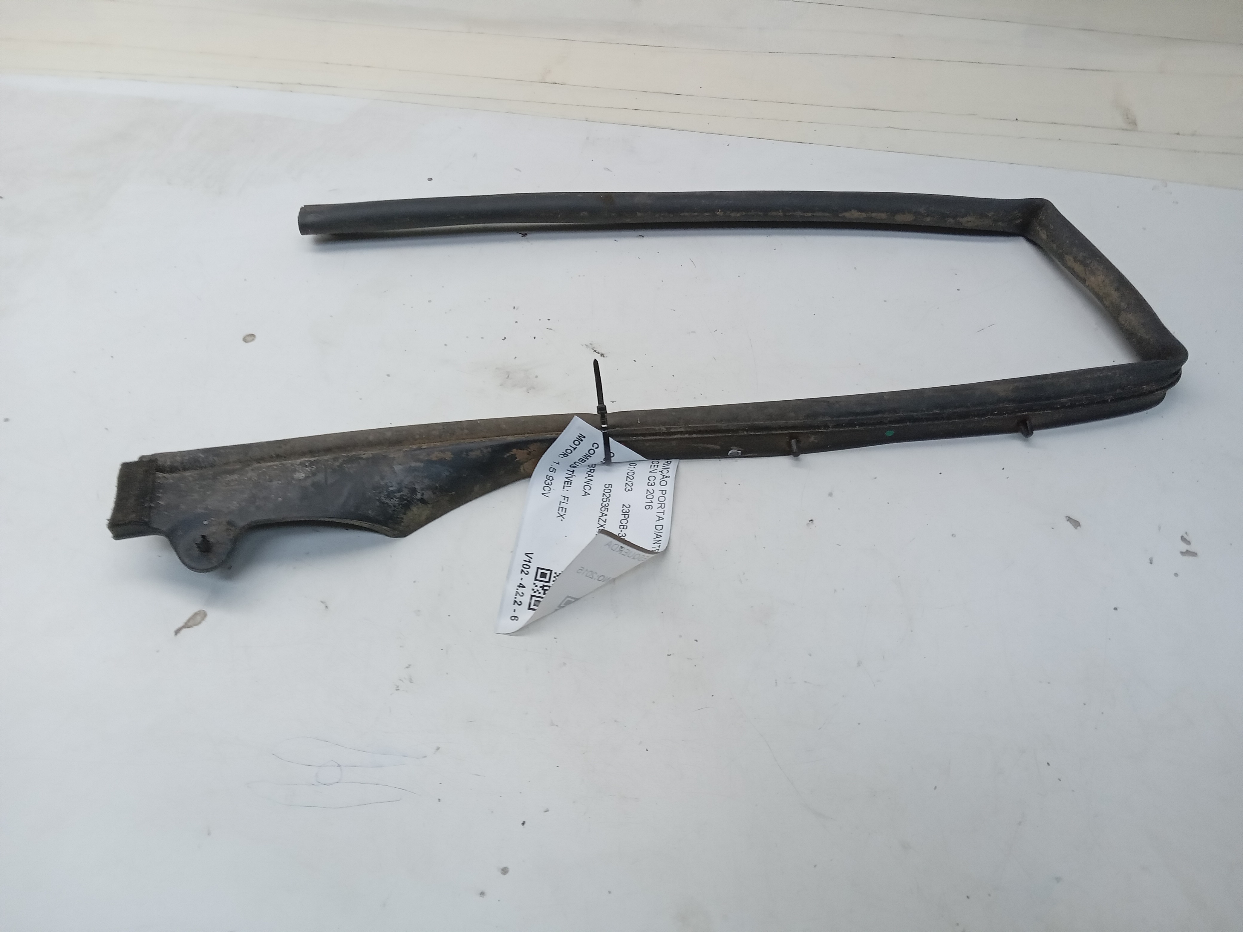GUARNIÇÃO PORTA DIANTEIRA ESQUERDA CITROEN C3 2016 1