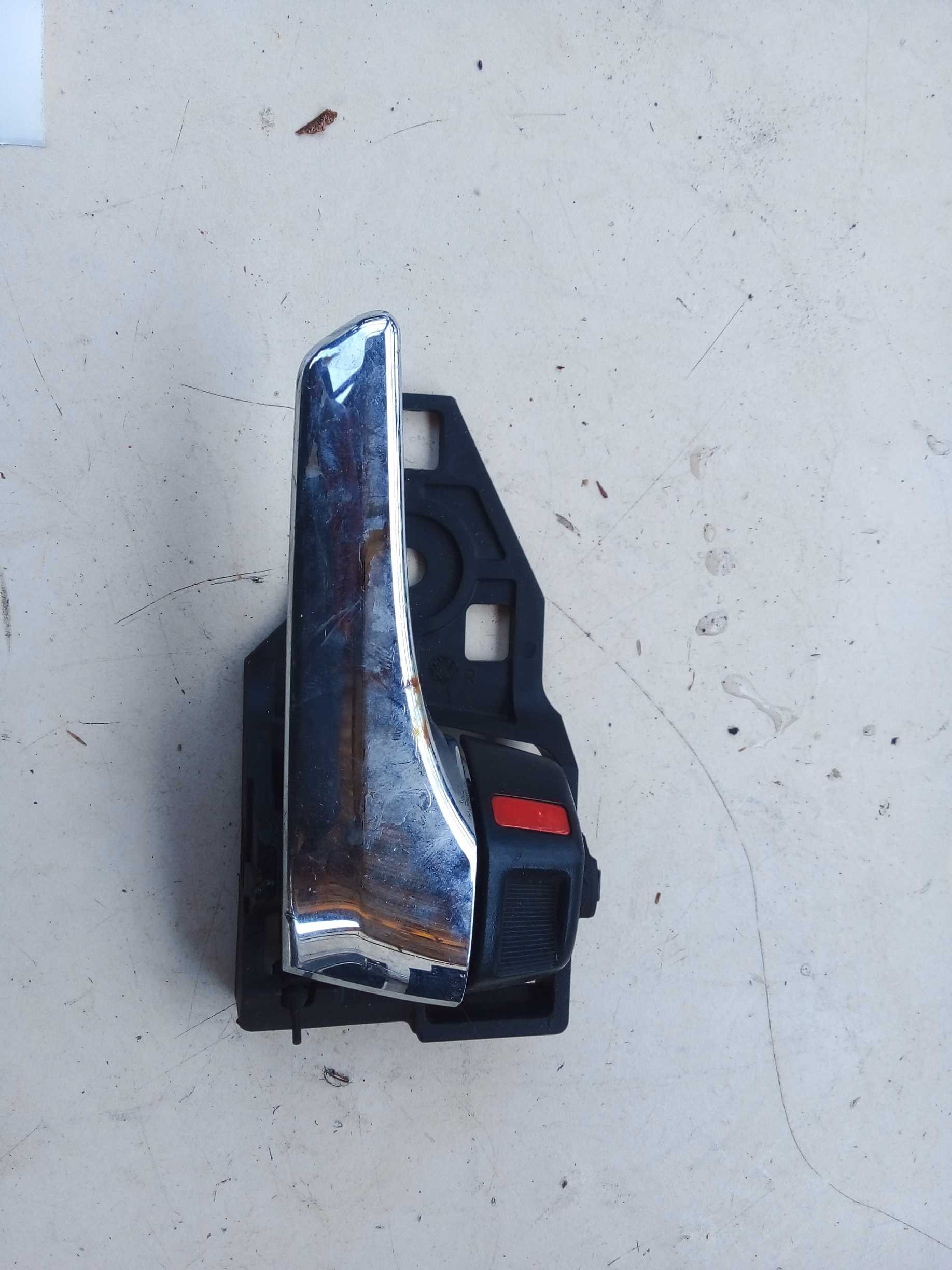 MAÇANETA INTERNA DIREITA HILUX 2019