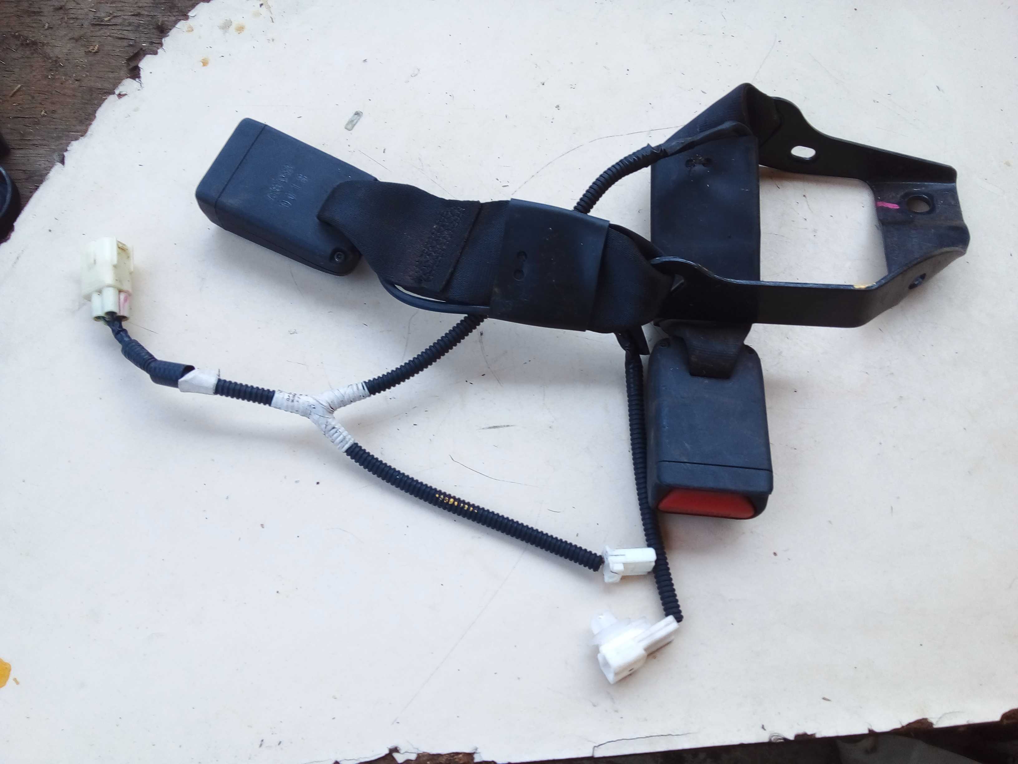 CINTO TRAVA FEMEA TRASEIRO CENTRAL HILUX 2019 733800K550 1