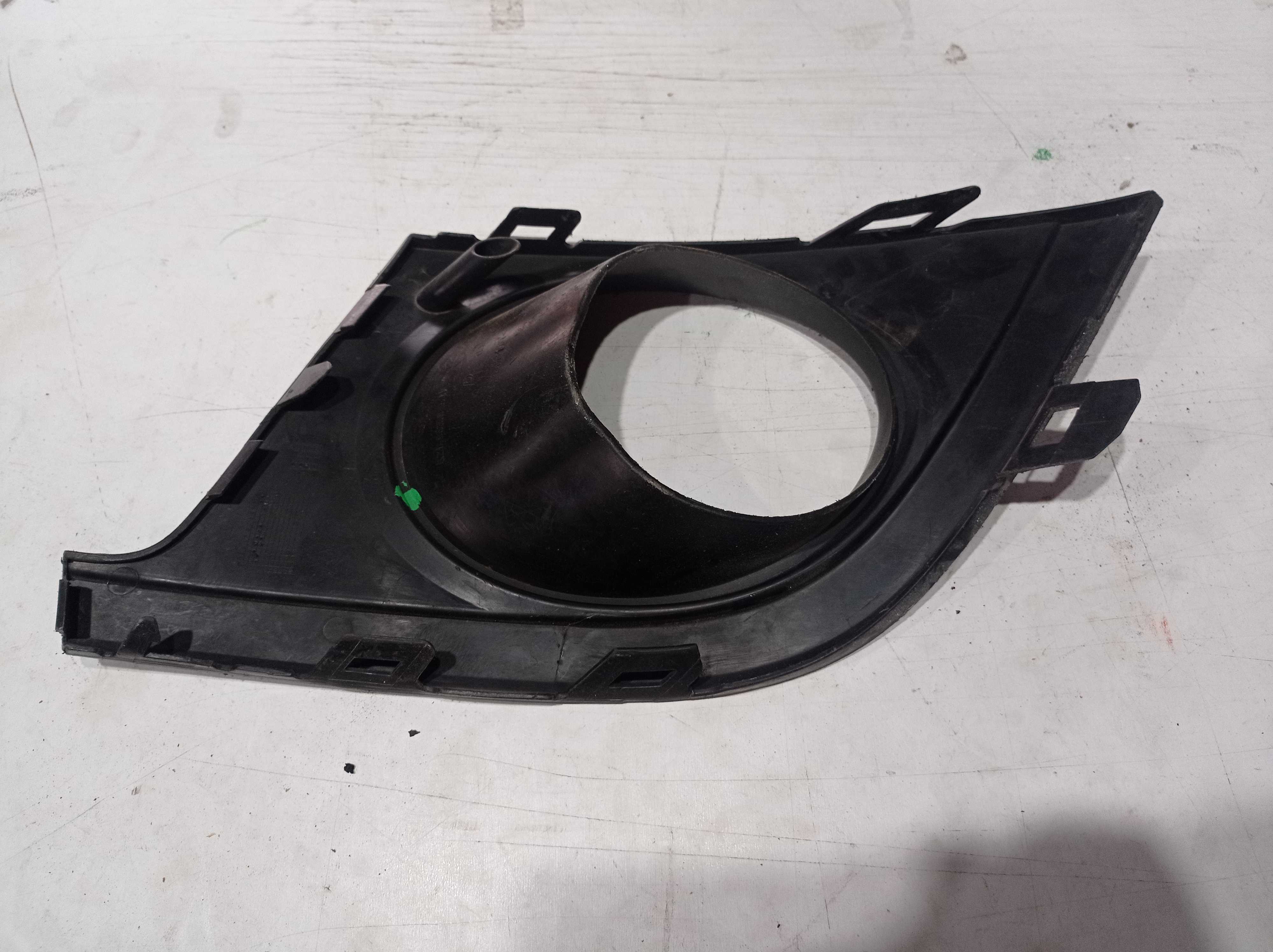 MOLDURA FAROL MILHA ESQUERDO VOLKSWAGEN FOX CROSSFOX 2010 2