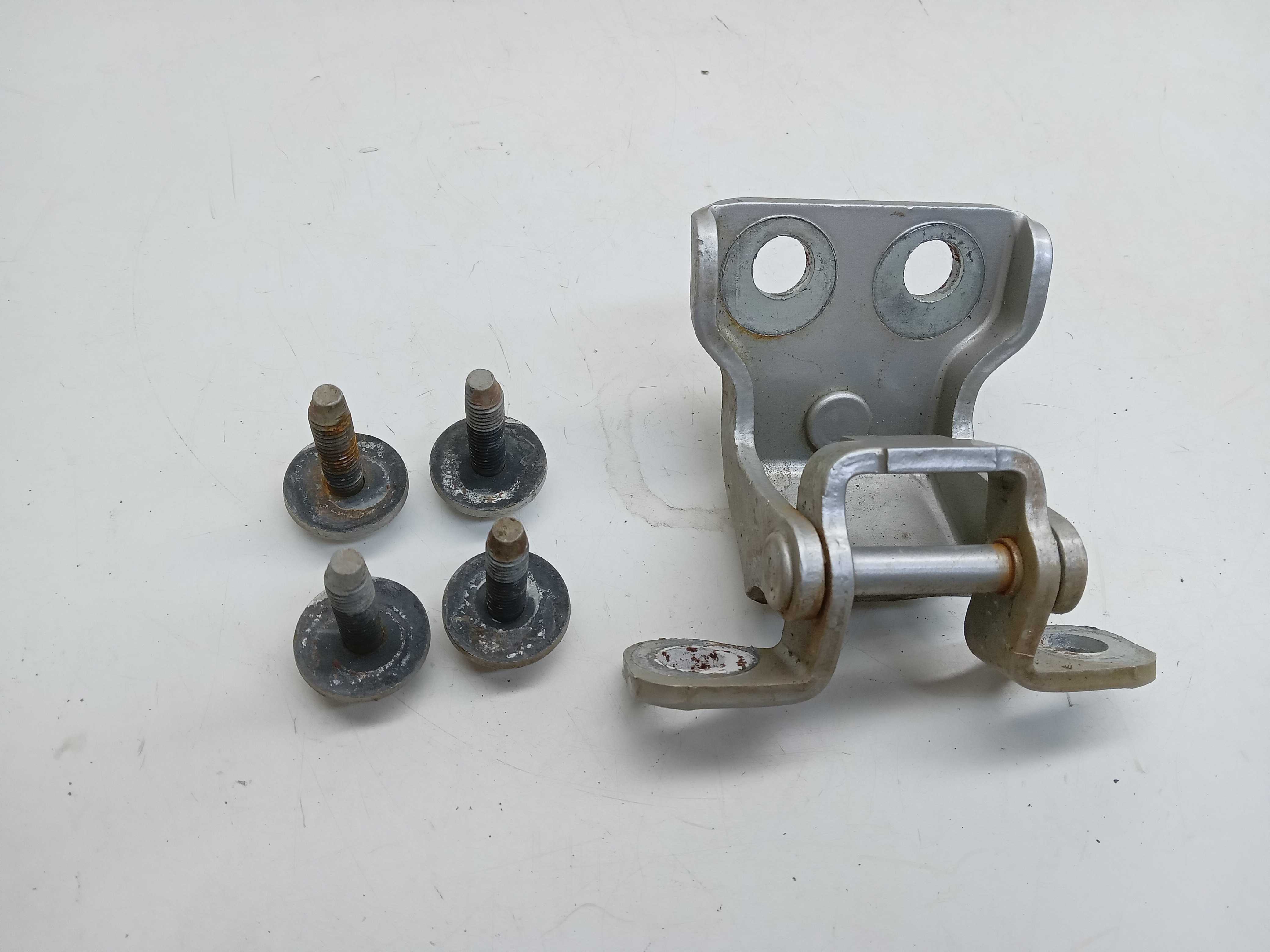 DOBRADIÇA SUPERIOR PORTA TRASEIRA ESQUERDA FORD RANGER 2008 1