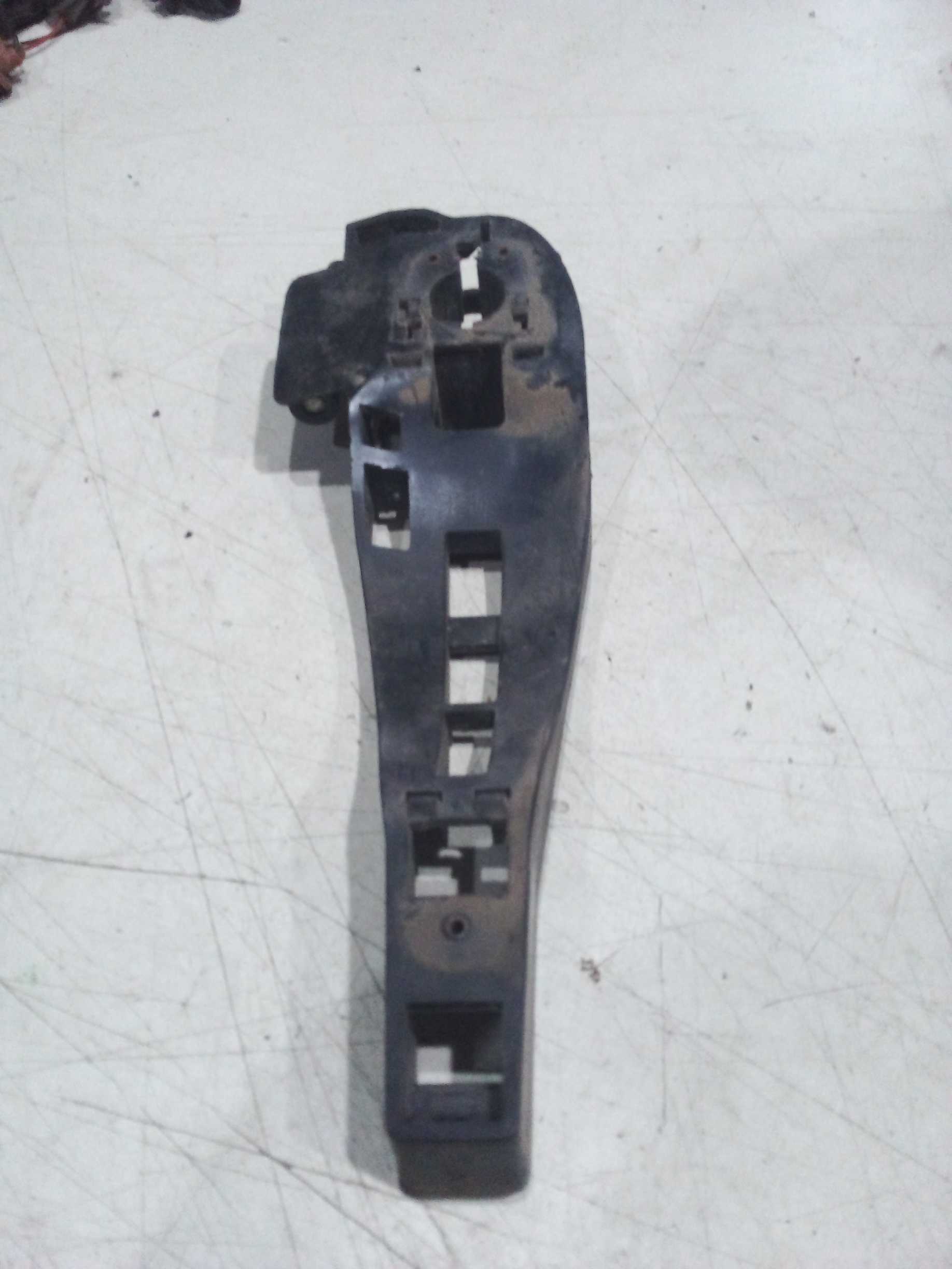 SUPORTE BASE MAÇANETA DIREITA C3 2004