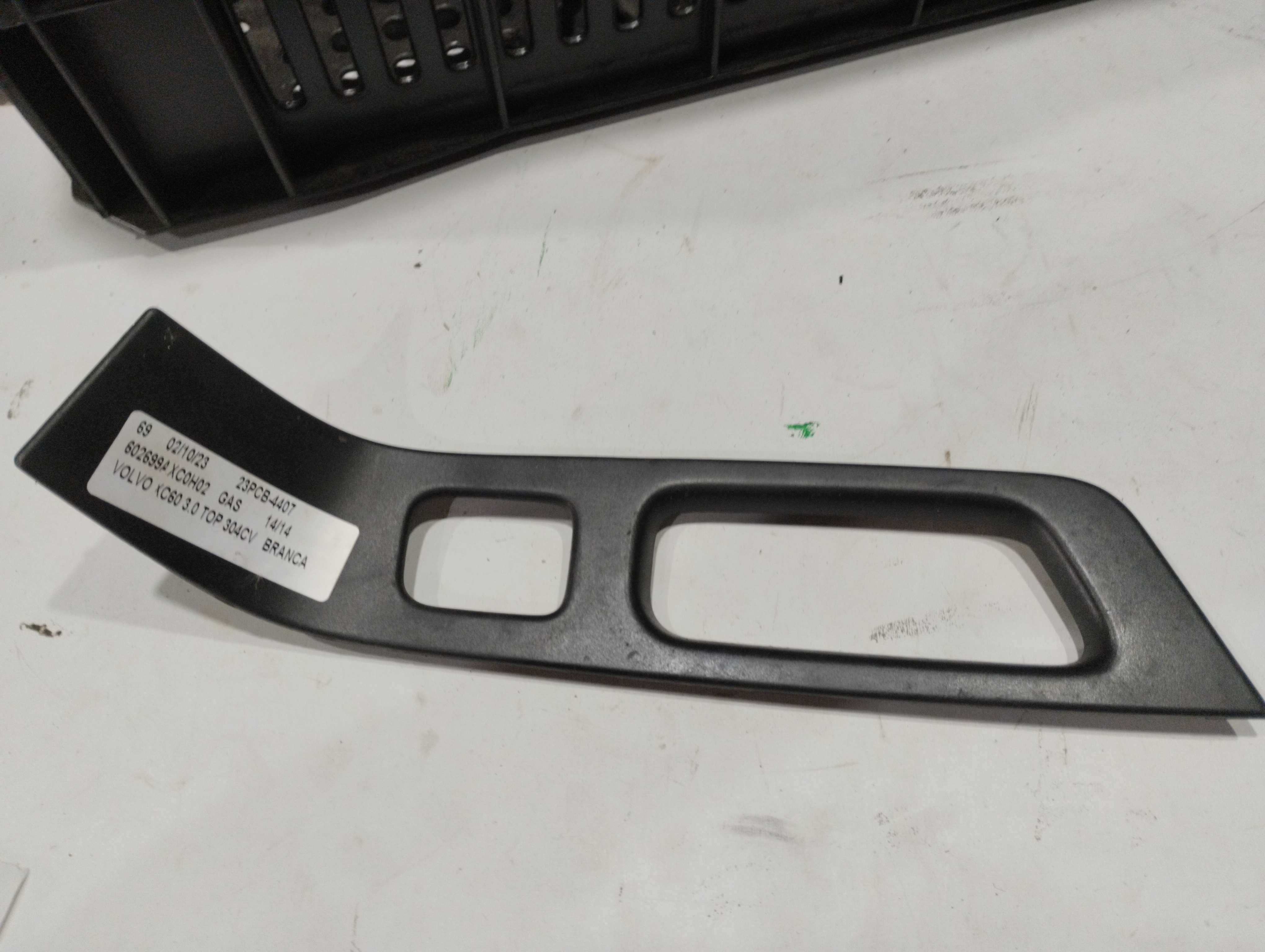 MOLDURA BOTÃO DIANTEIRO DIREITO VOLVO XC60 2014 1