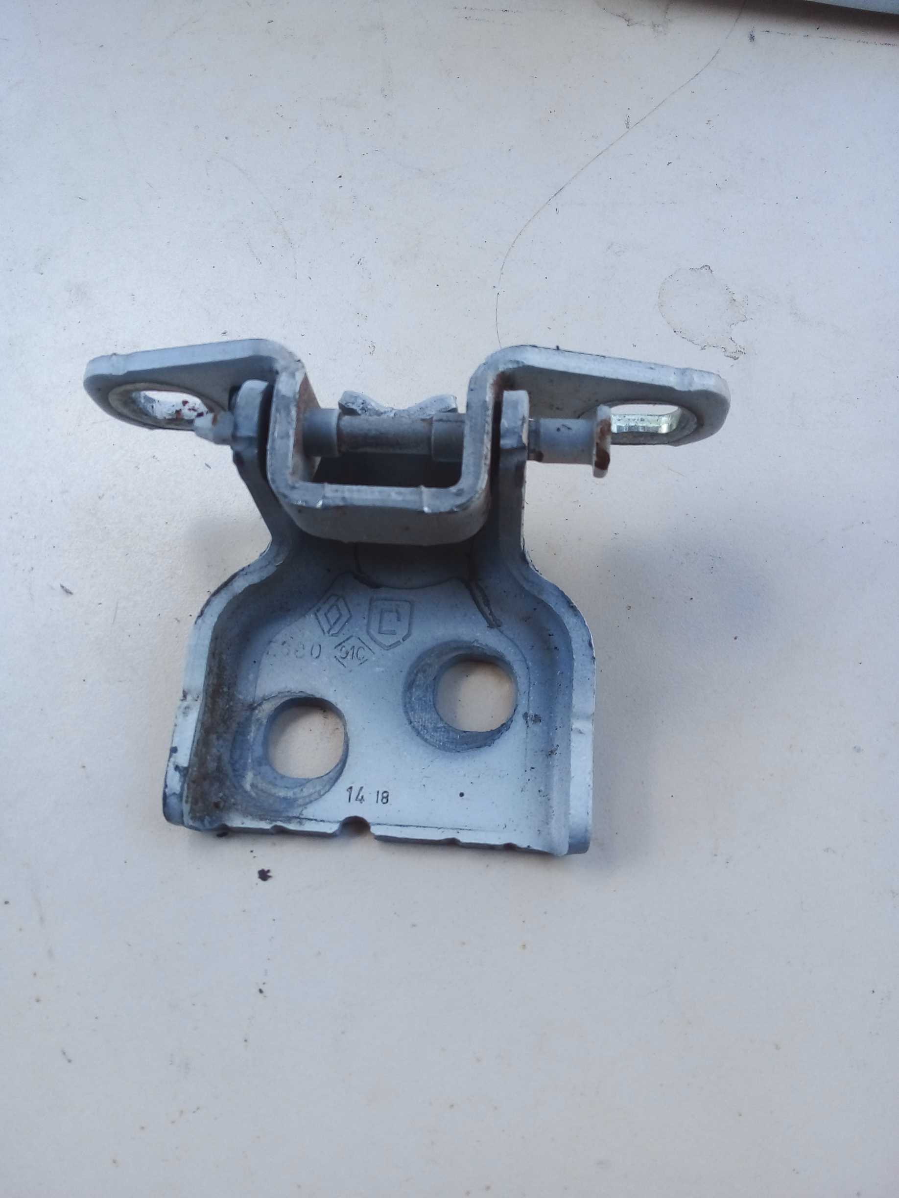 DOBRADIÇA INFERIOR PORTA DIANT DIREITA SANDERO 2018 1