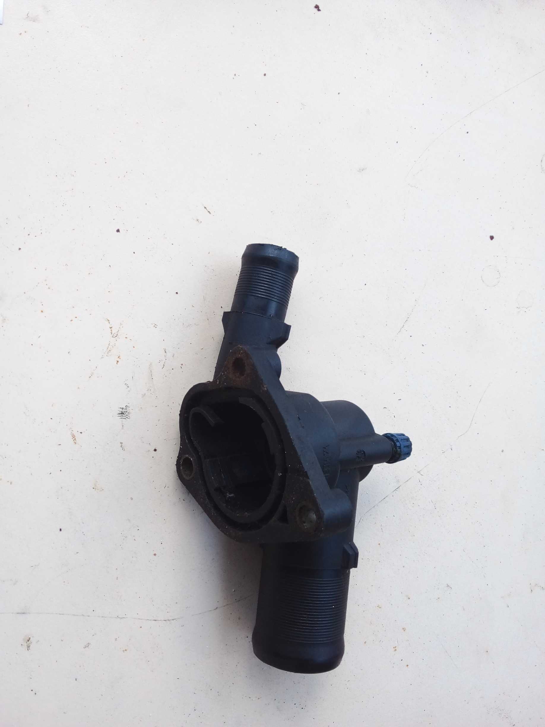 CARCAÇA VÁLVULA TERMOSTATICA SANDERO CLIO LOGAN 1.0 2