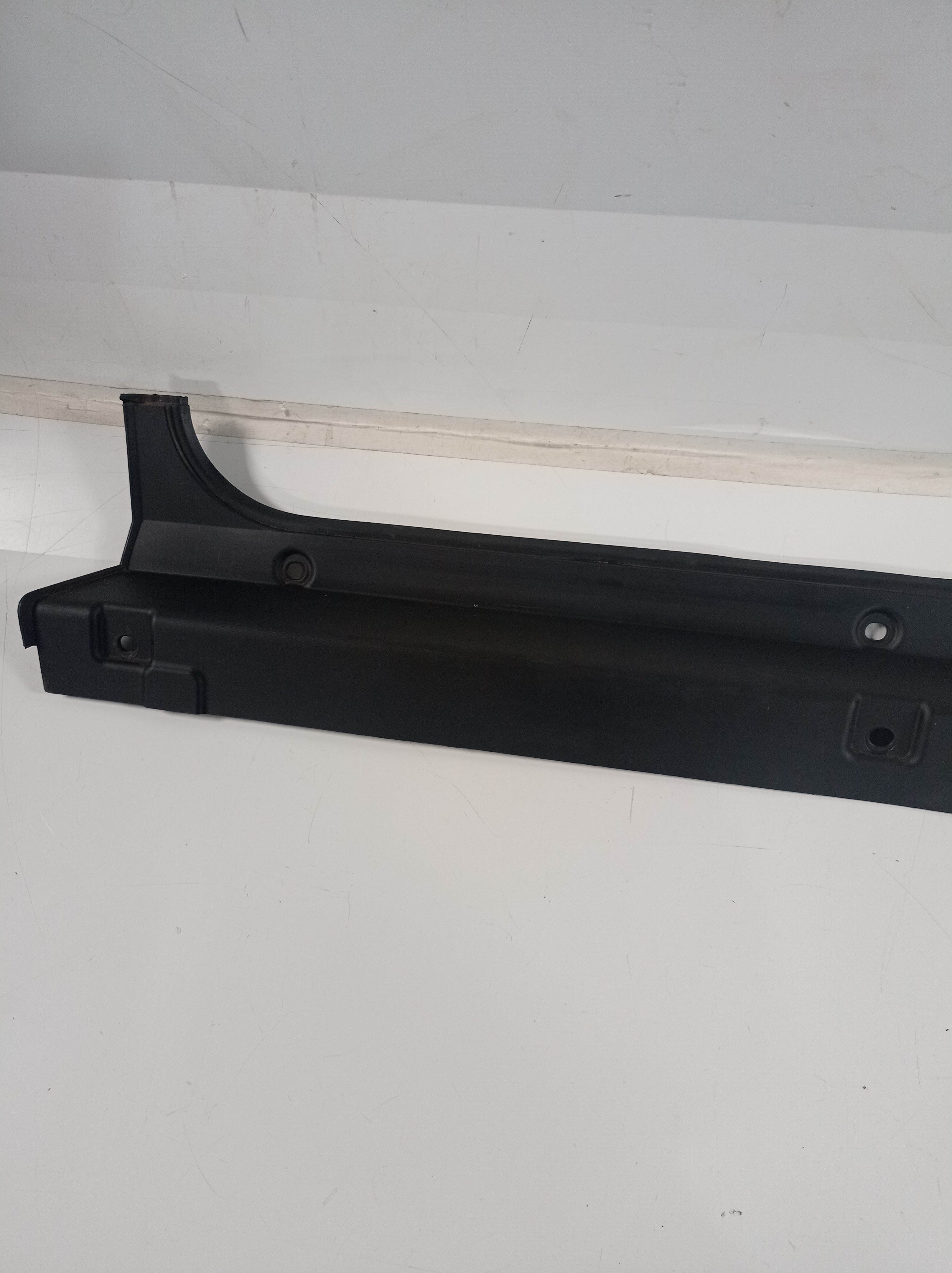 1002307580 Acabamento Moldura Vigia Traseiro Fiat Toro 2018 4