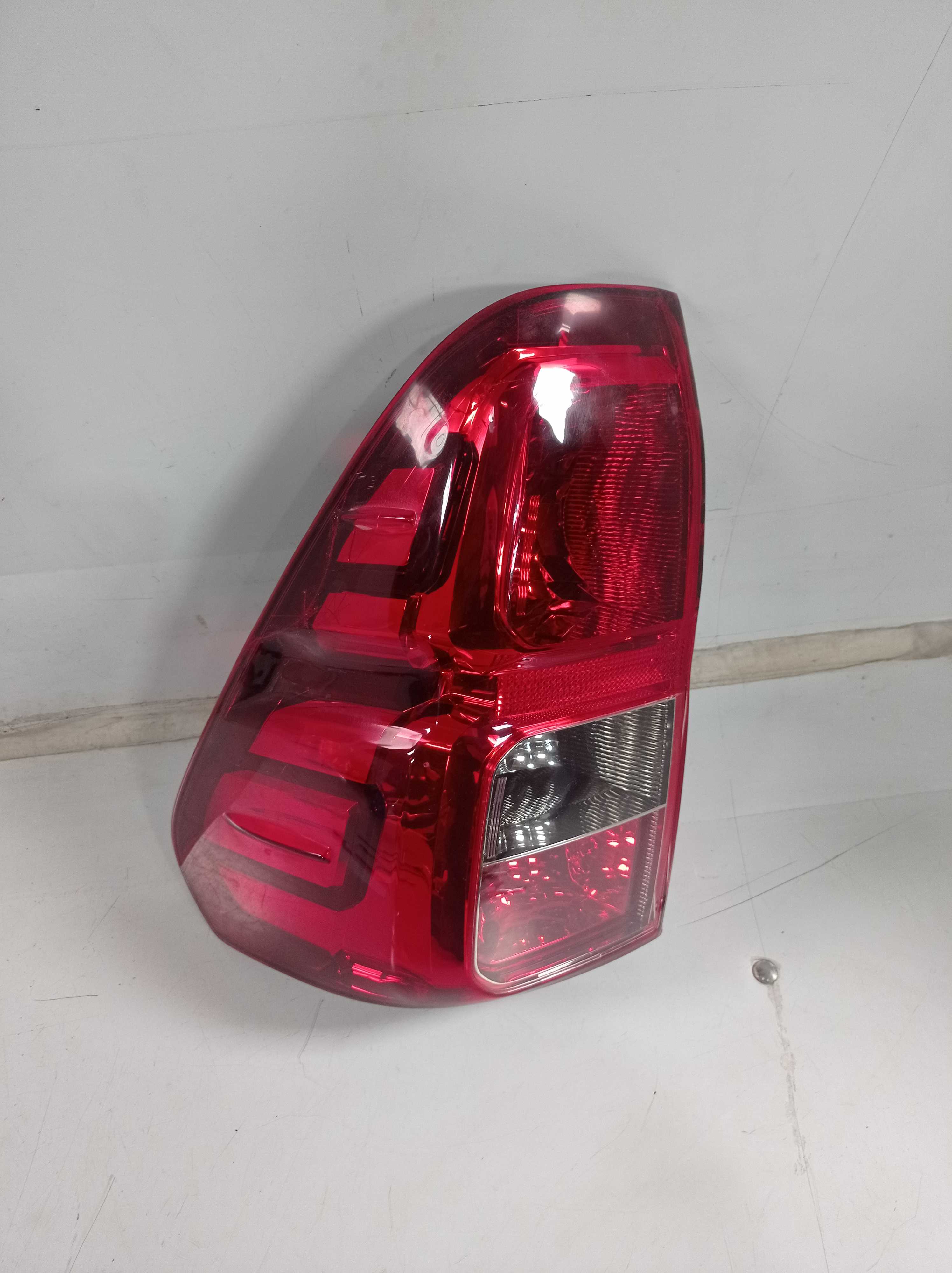 LANTERNA TRASEIRA ESQUERDA TOYOTA HILUX 2016 RECUPERADA 1