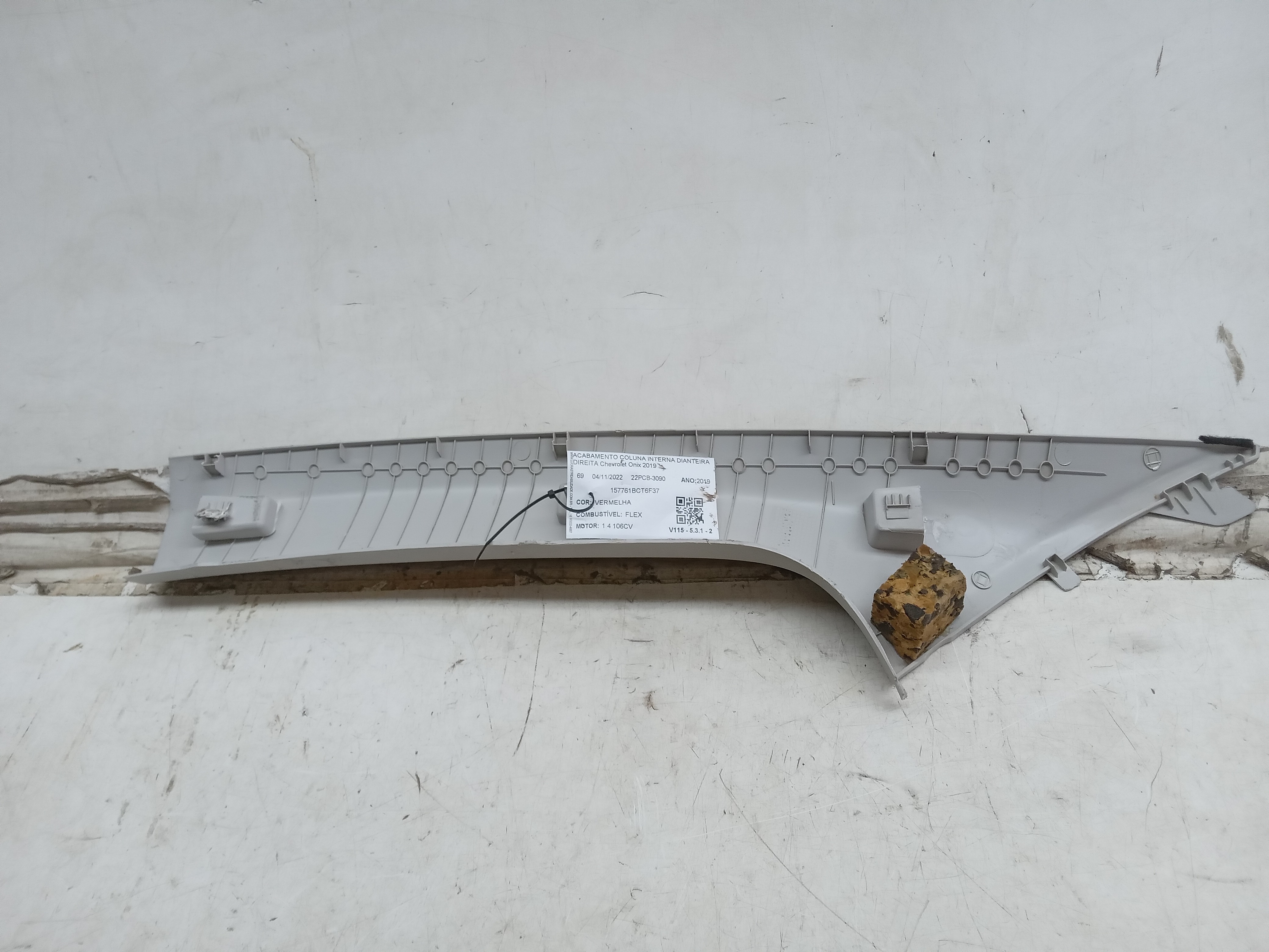 MOLDURA ACABAMENTO COLUNA PARABRISA LD Chevrolet Onix 2019 2