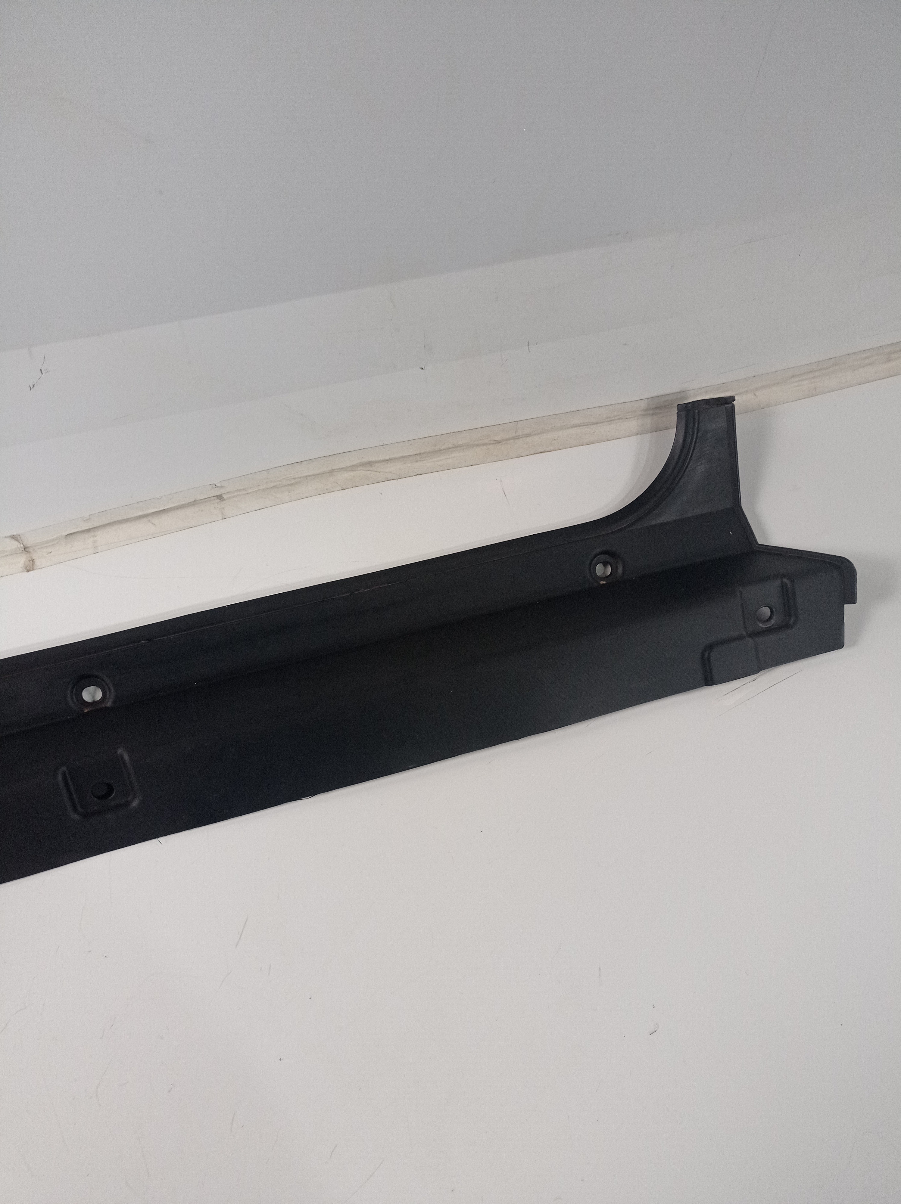 1002307580 Acabamento Moldura Vigia Traseiro Fiat Toro 2018 3