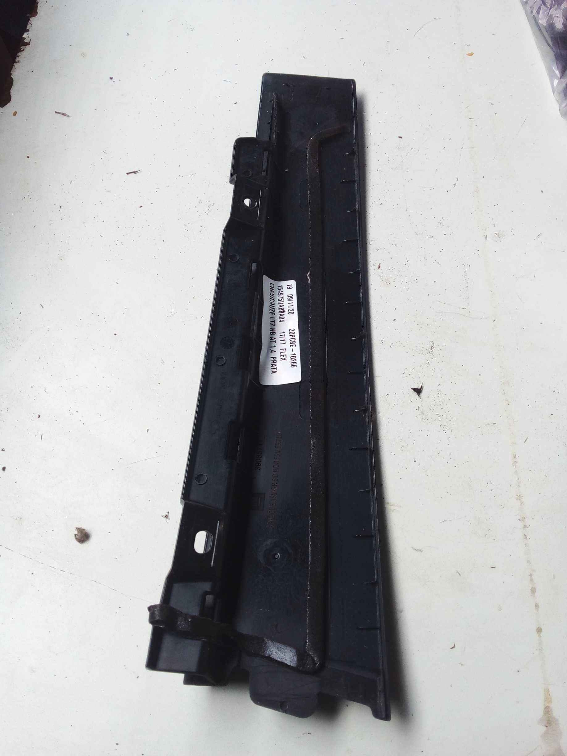 MOLDURA EXTERNA PORTA TRÁS ESQUERDA CRUZE HATCH 2017 2