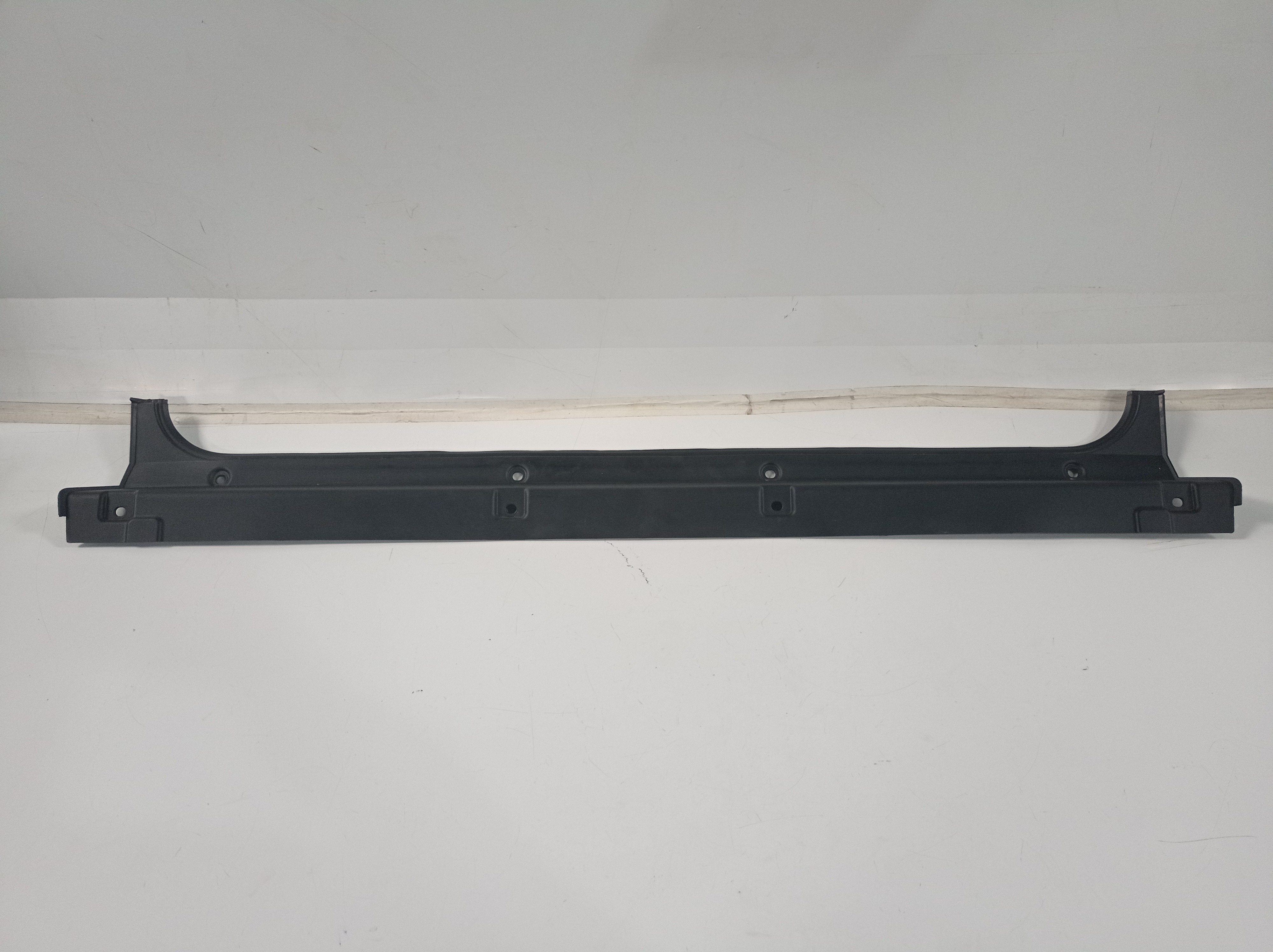 1002307580 Acabamento Moldura Vigia Traseiro Fiat Toro 2018