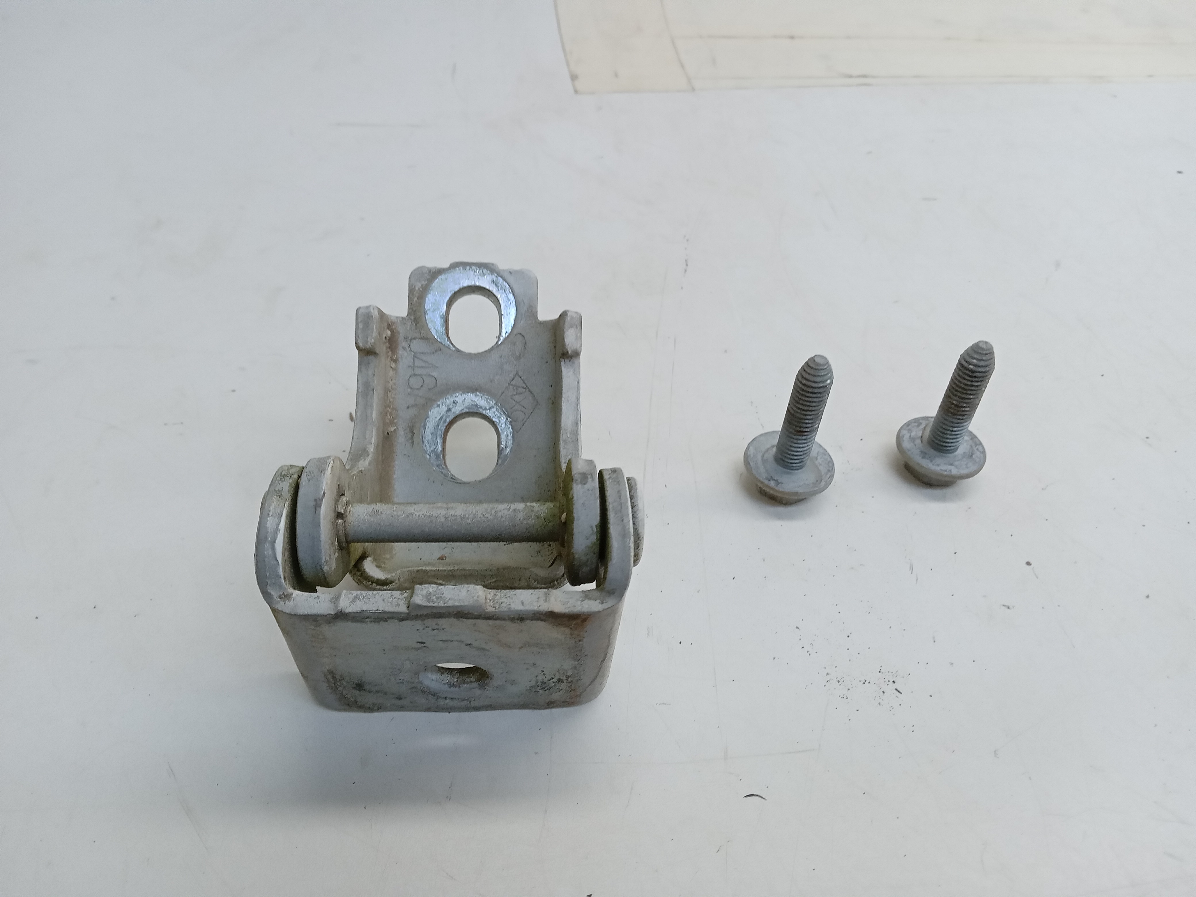 DOBRADIÇA INFERIOR PORTA DIANTEIRA LE RENAULT FLUENCE 2011 2