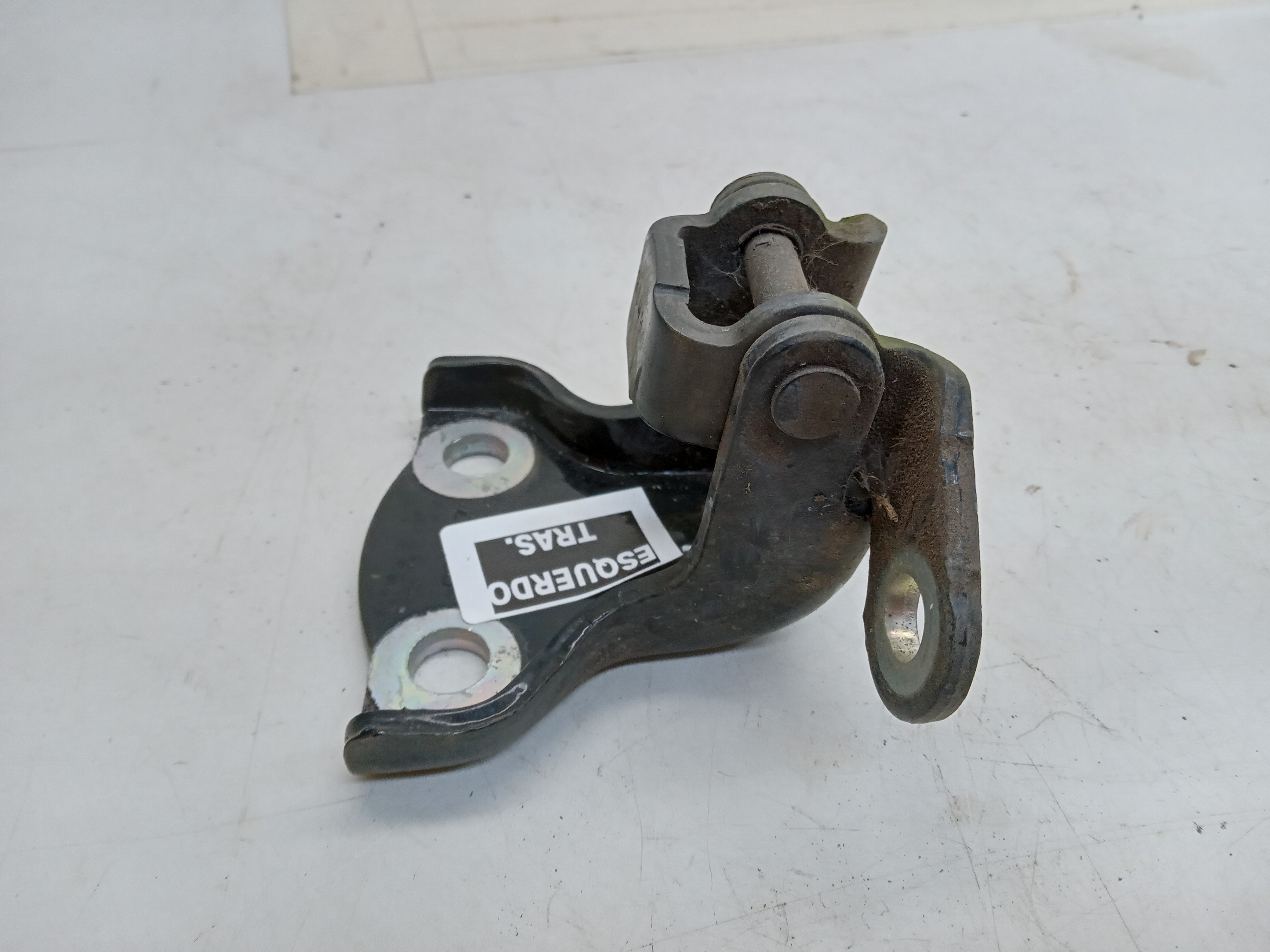 DOBRADIÇA INFERIOR PORTA TRAS ESQUERDA GM CAPTIVA 2009 1