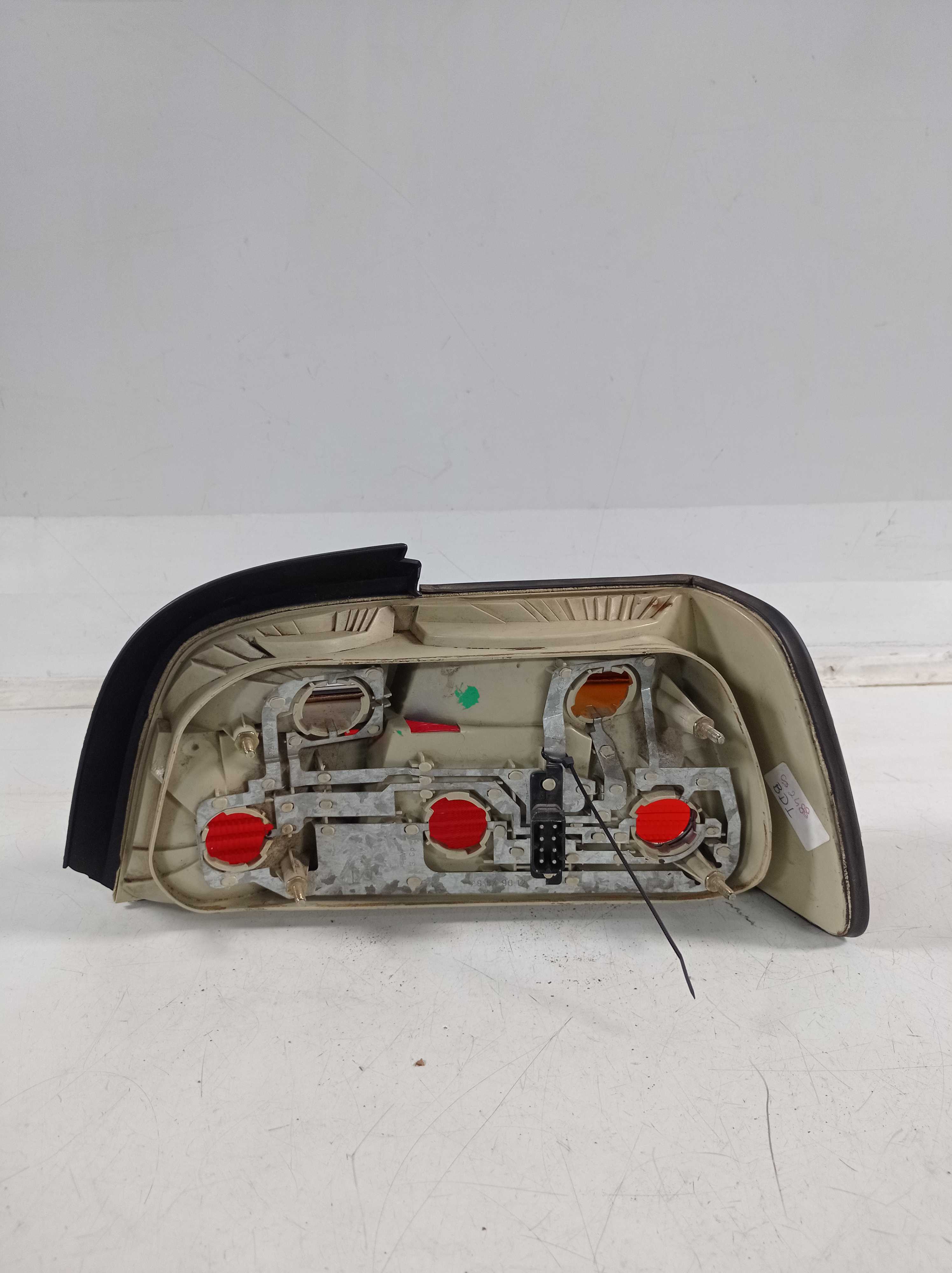 LANTERNA TRAS ESQUERDA BMW 318i 320i 328i 33i 92 98 P RECU 4