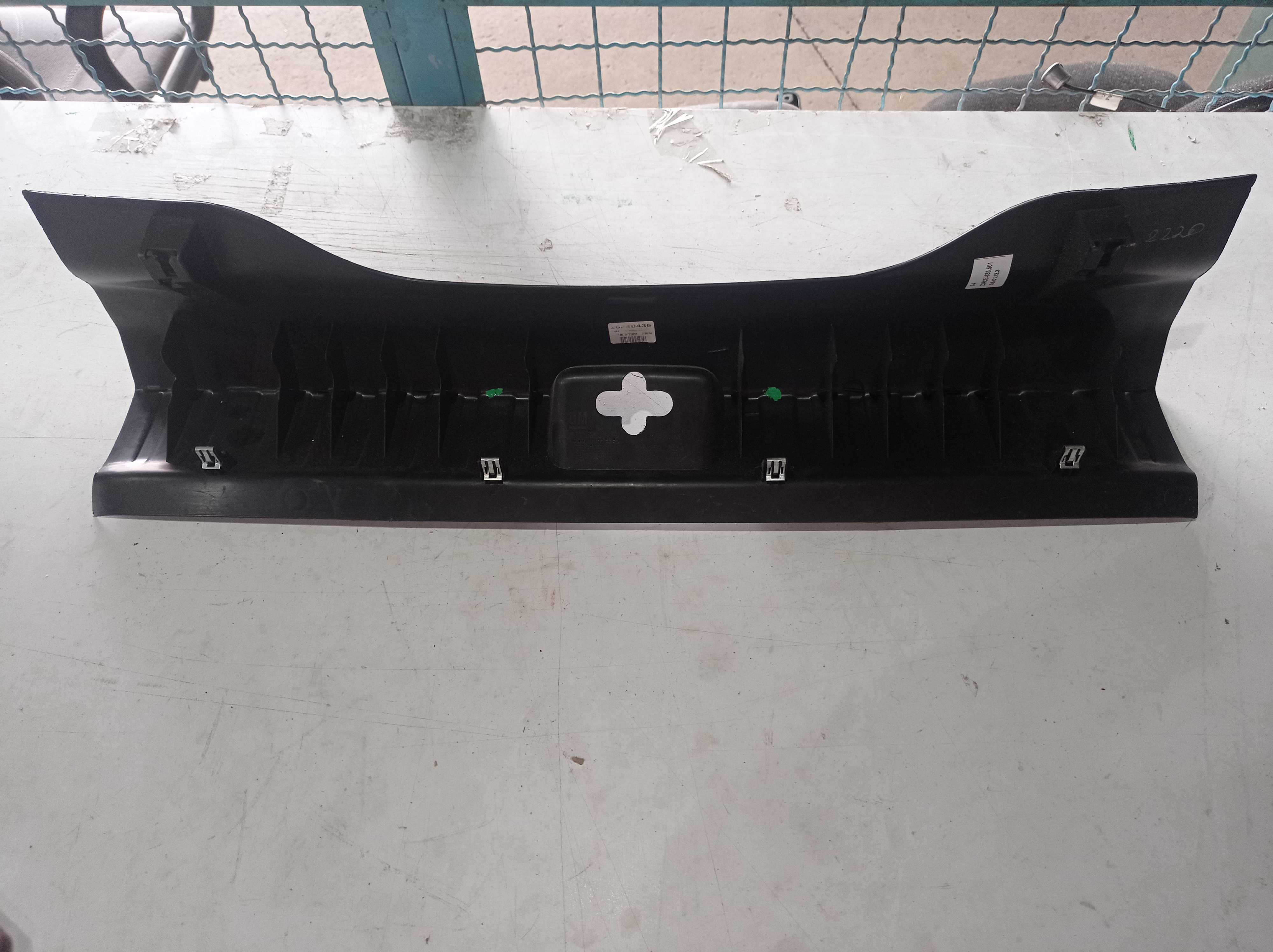 ACABAMENTO FECHADURA PORTA MALAS GM ONIX 2020 2