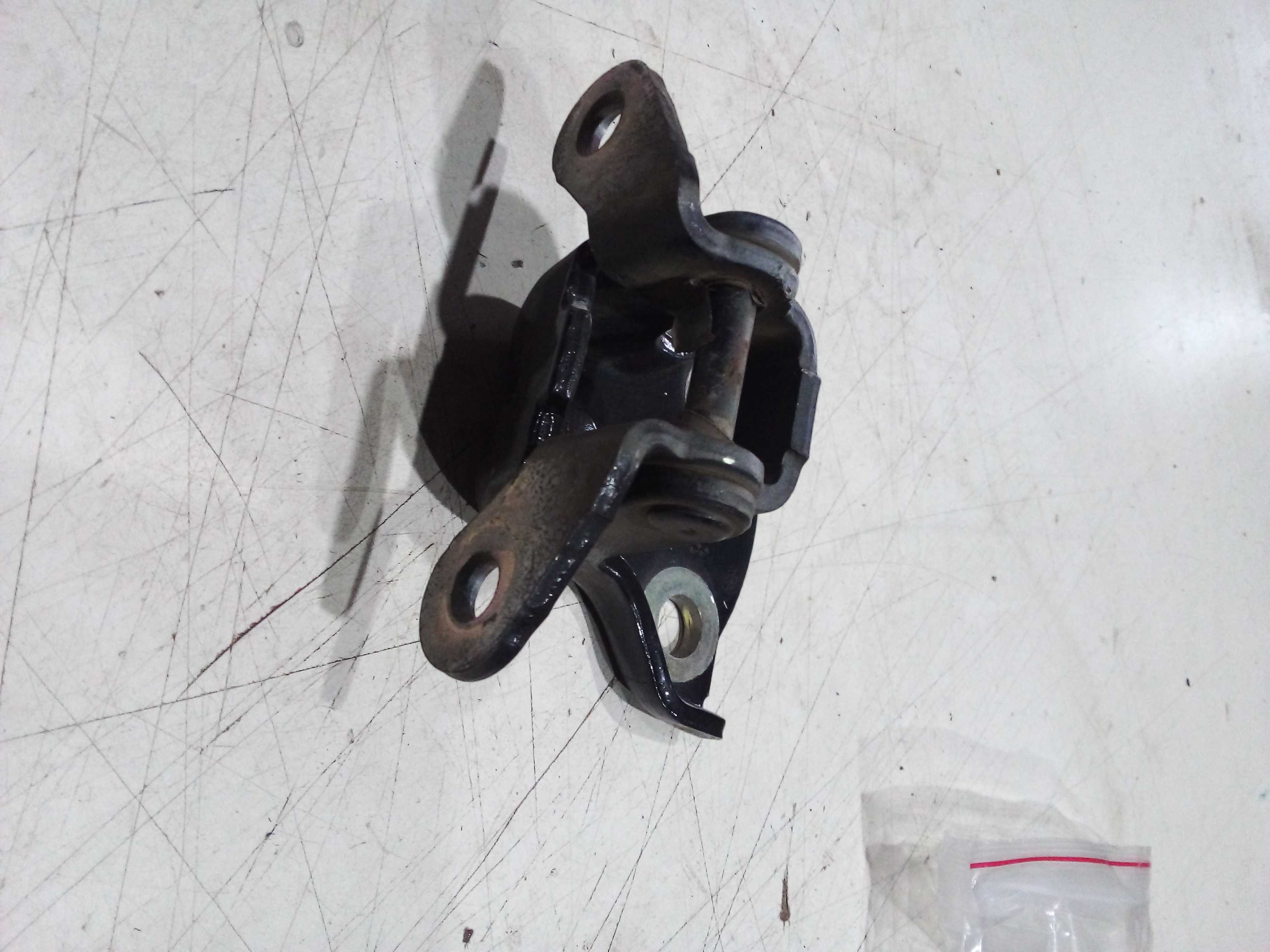 DOBRADIÇA INFERIOR PORTA TRASEIRA ESQUERDA Chevrolet Captiva 2