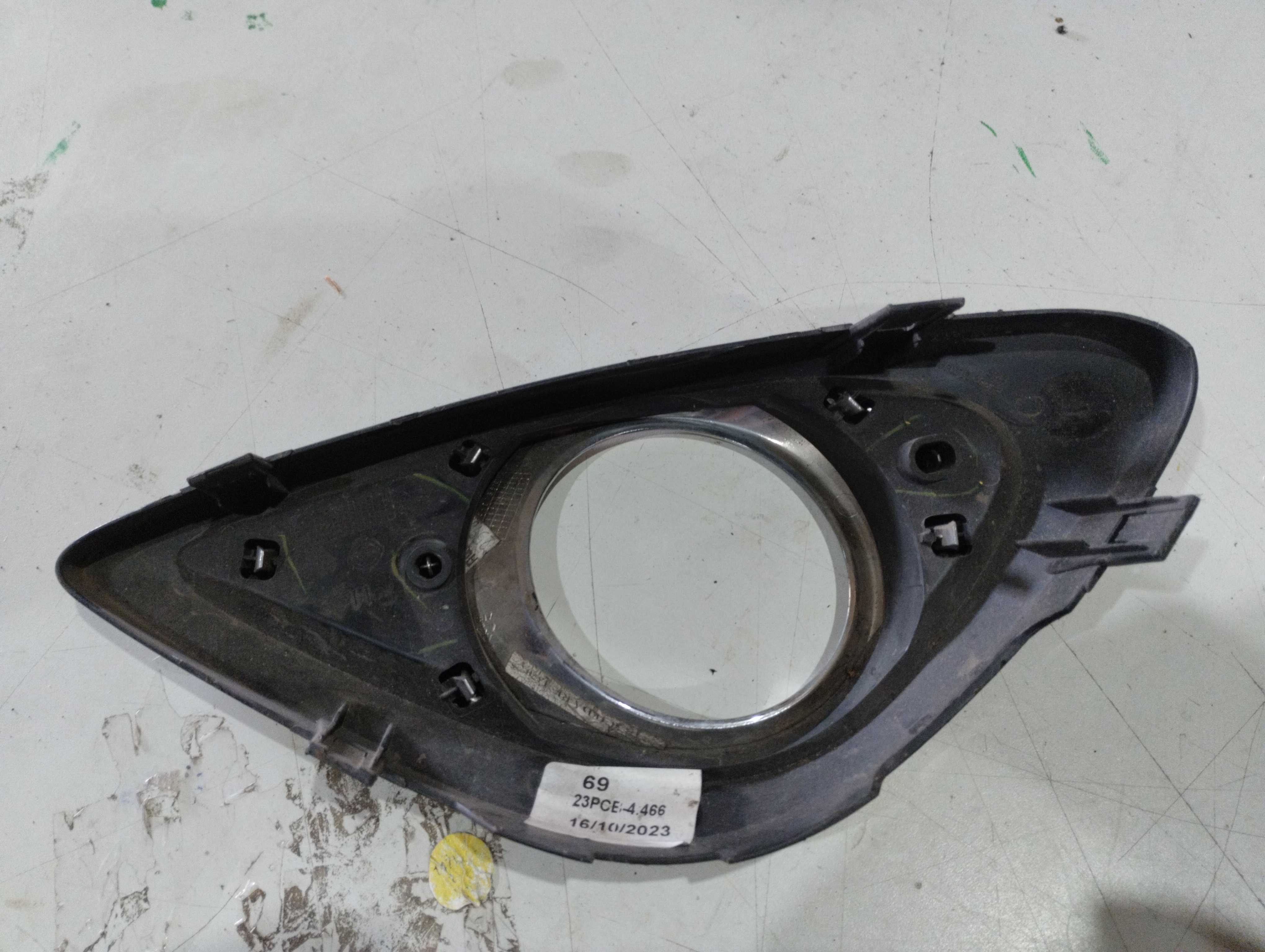 Moldura farol de milha direito Nissan march 2014 a 2018 2