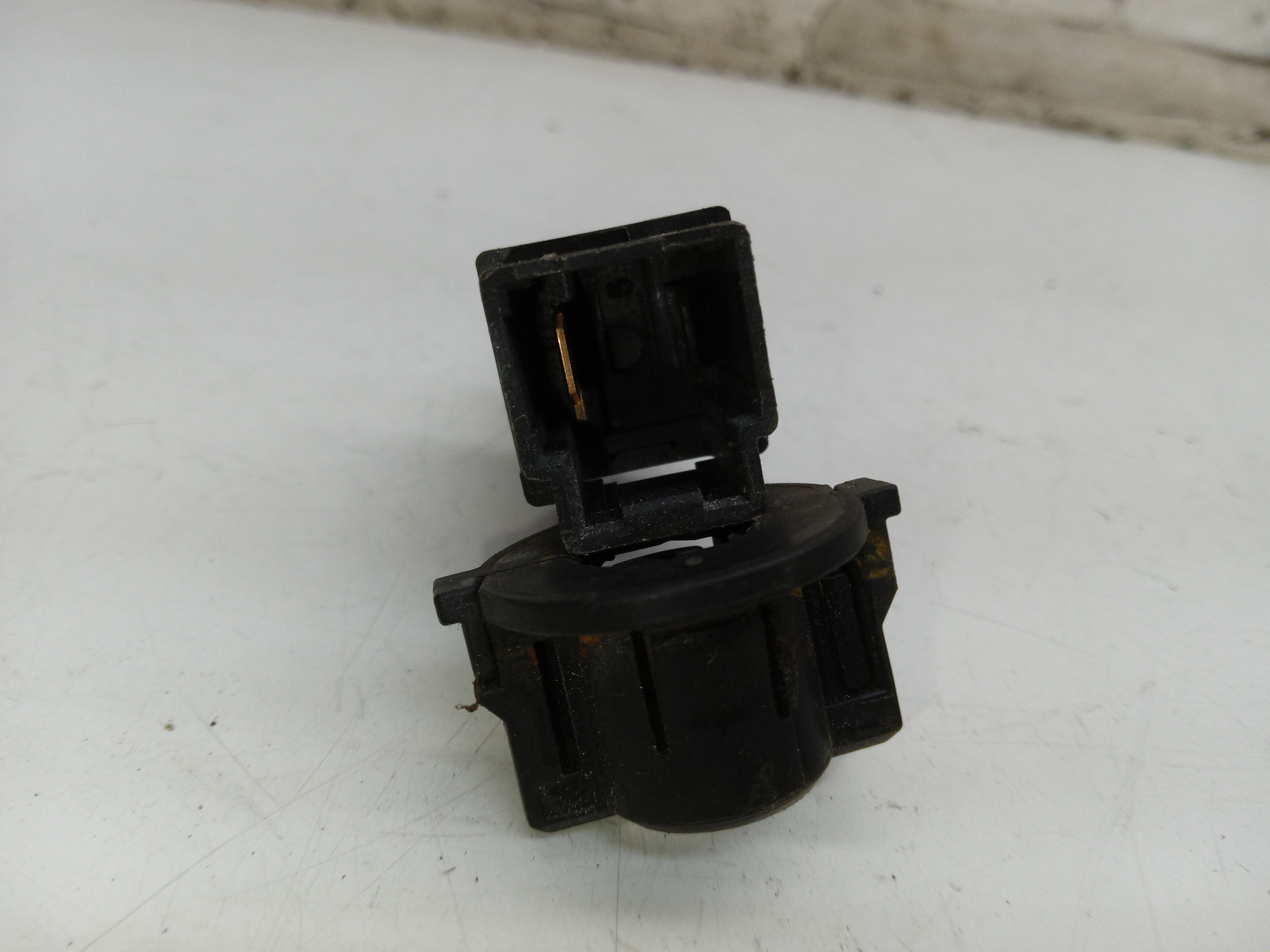 INTERRUPTOR DE FREIO NISSAN MARCH 2012 3