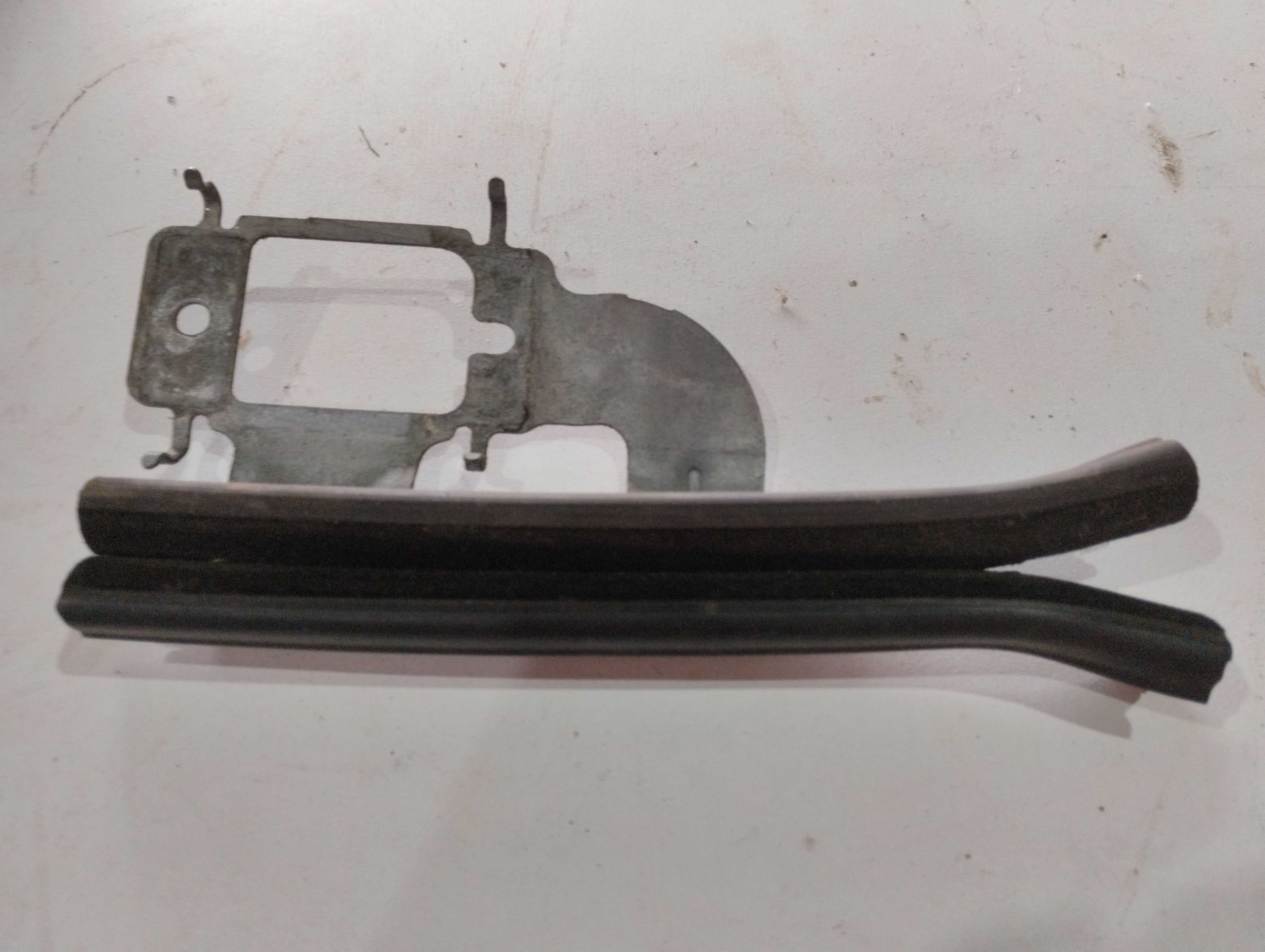 Guia vidro porta tras direita Peugeot 2008 208 2017 2018