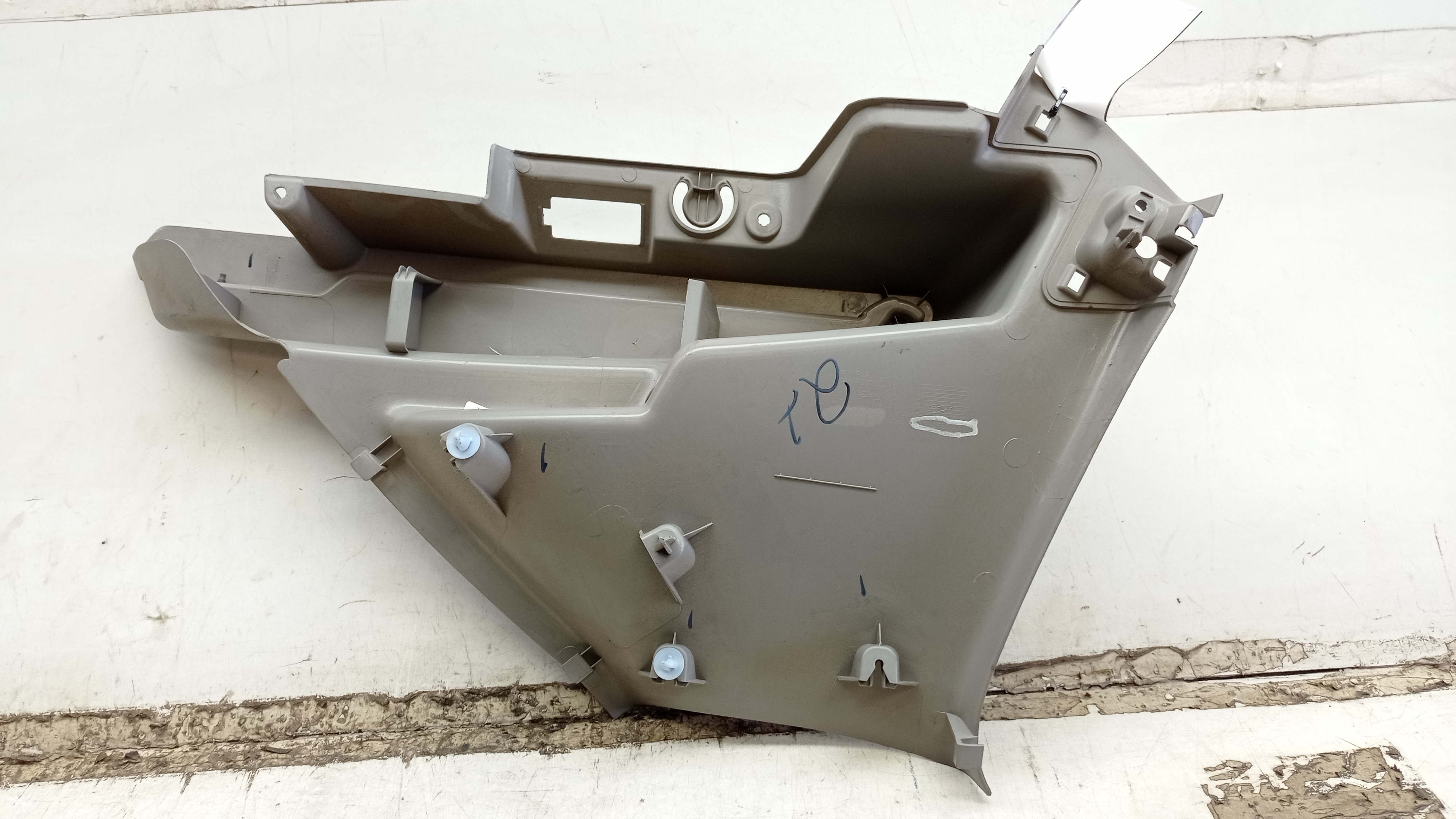 8200529796  Suporte Porta Malas Esquerdo Sandero 2014 2