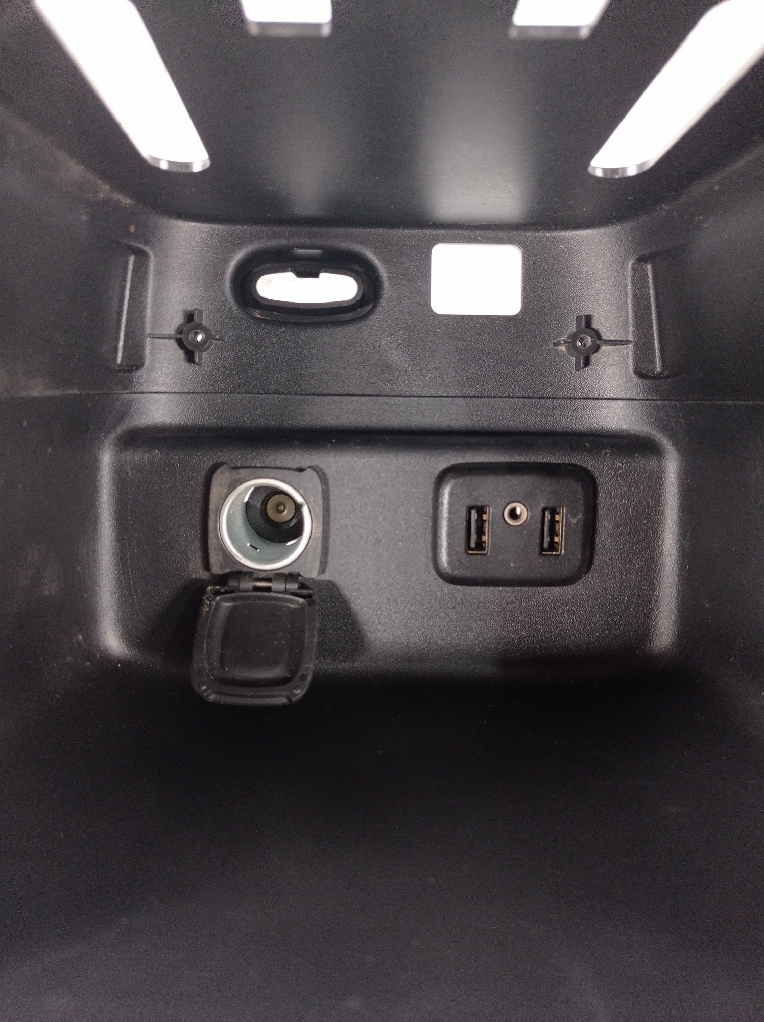 13519224 Moldura Entrada Usb Tomada 12v Gm Equinox 2018 7