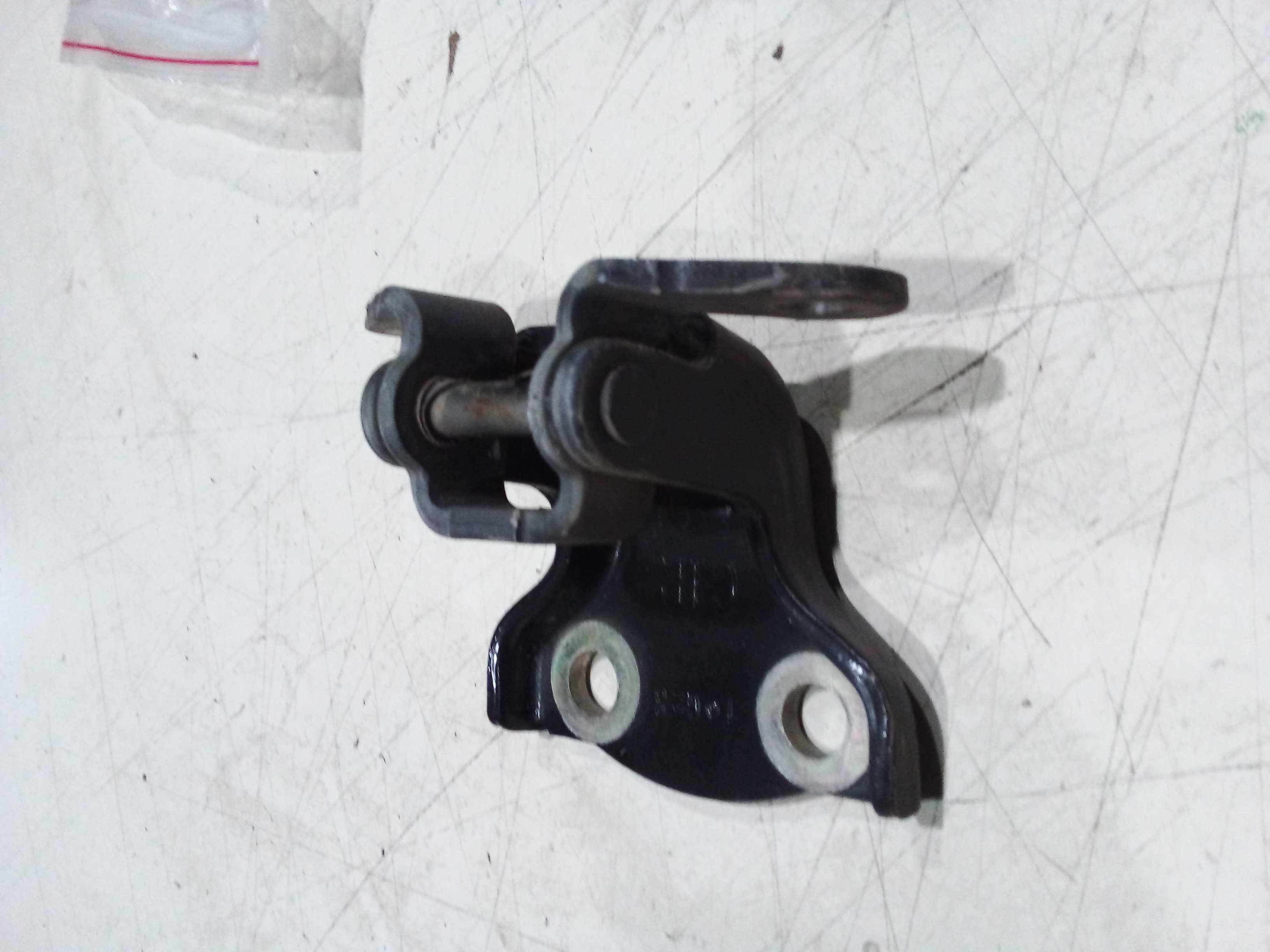 DOBRADIÇA INFERIOR PORTA TRASEIRA ESQUERDA Chevrolet Captiva 1