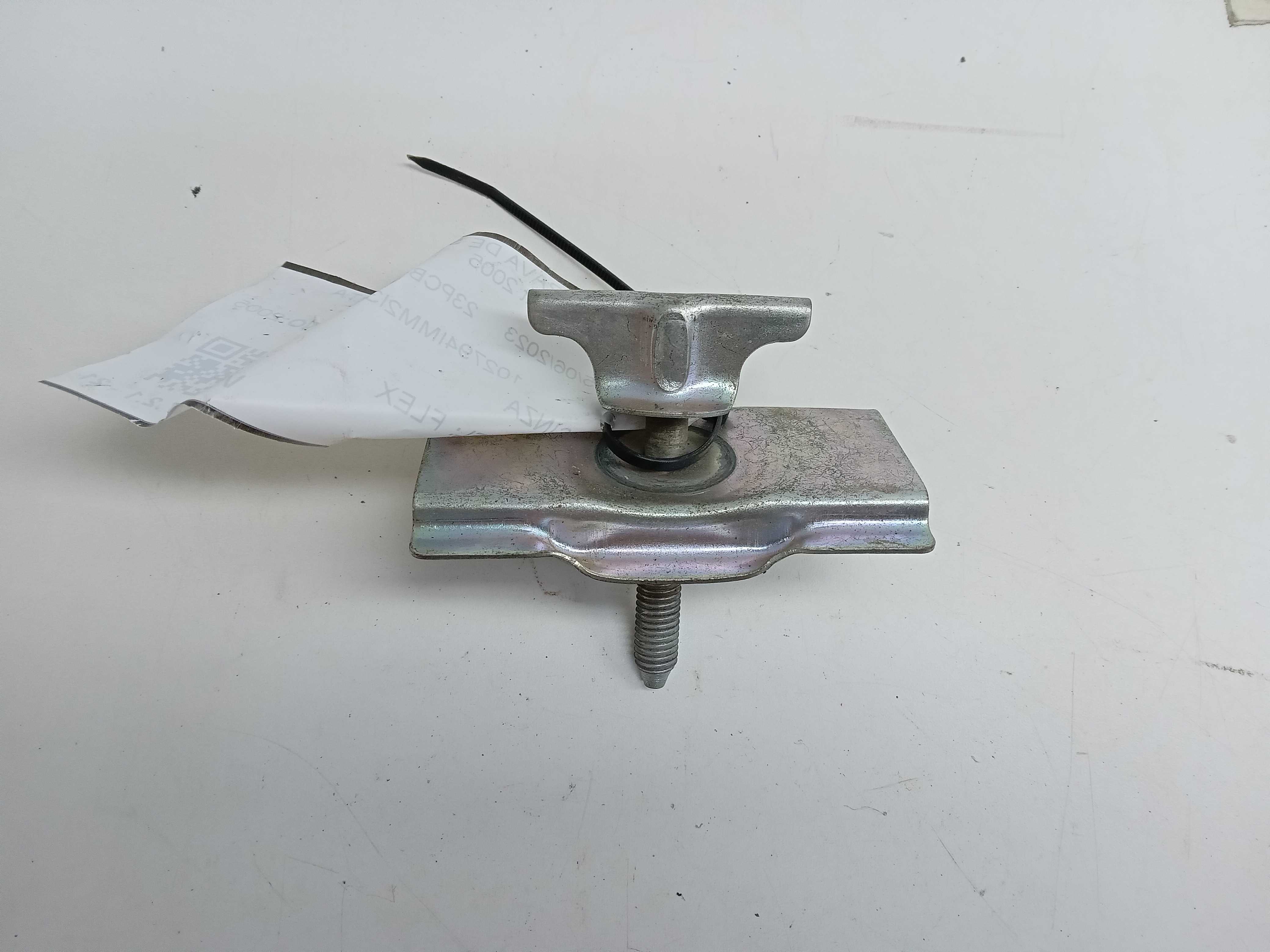 PARAFUSO TRAVA DE STEP DO PORTA MALAS Honda Fit 2005 1